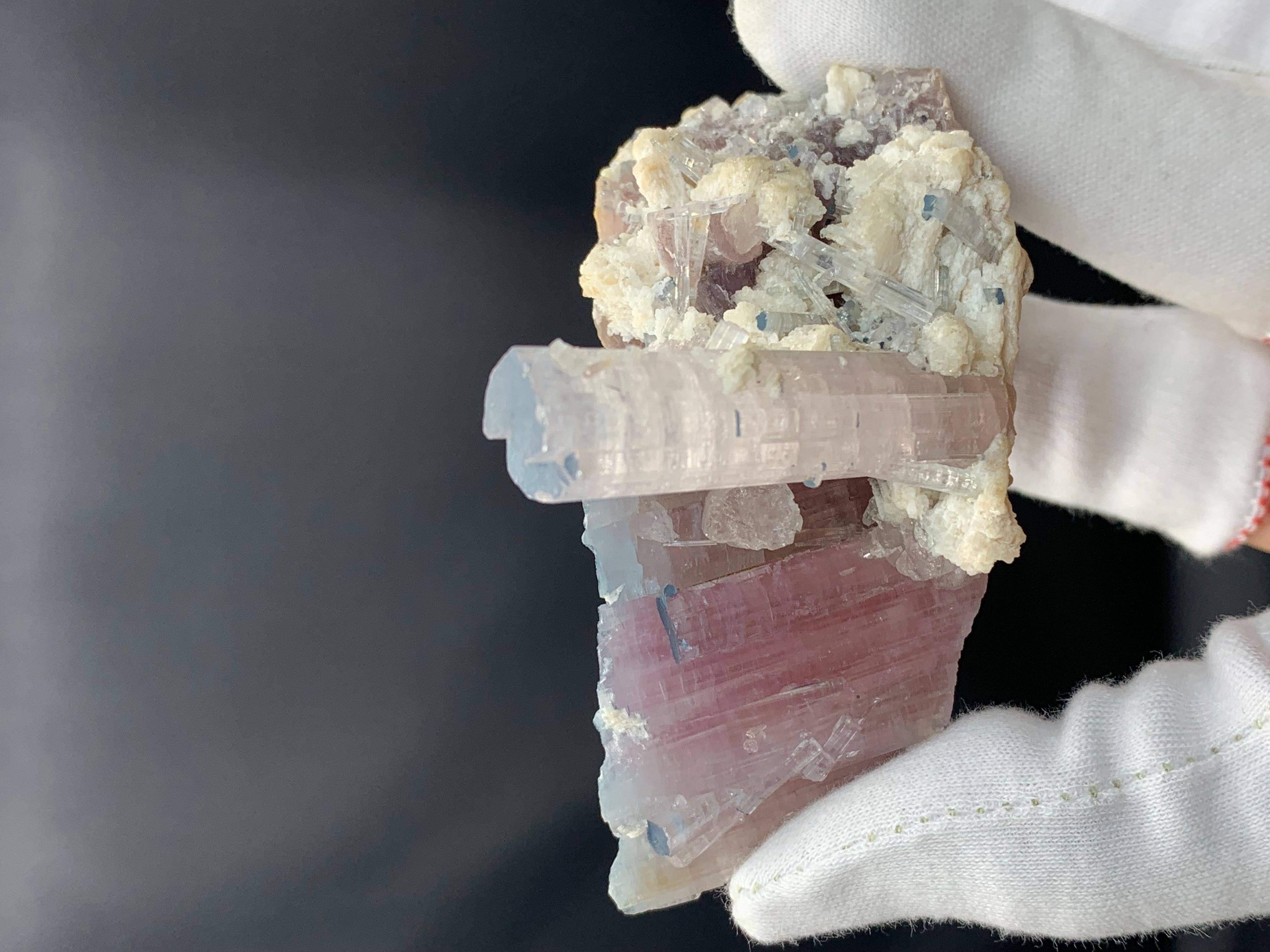 XXIe siècle et contemporain Spécimen de tourmaline rubellite bleue avec Albite d'Afghanistan en vente