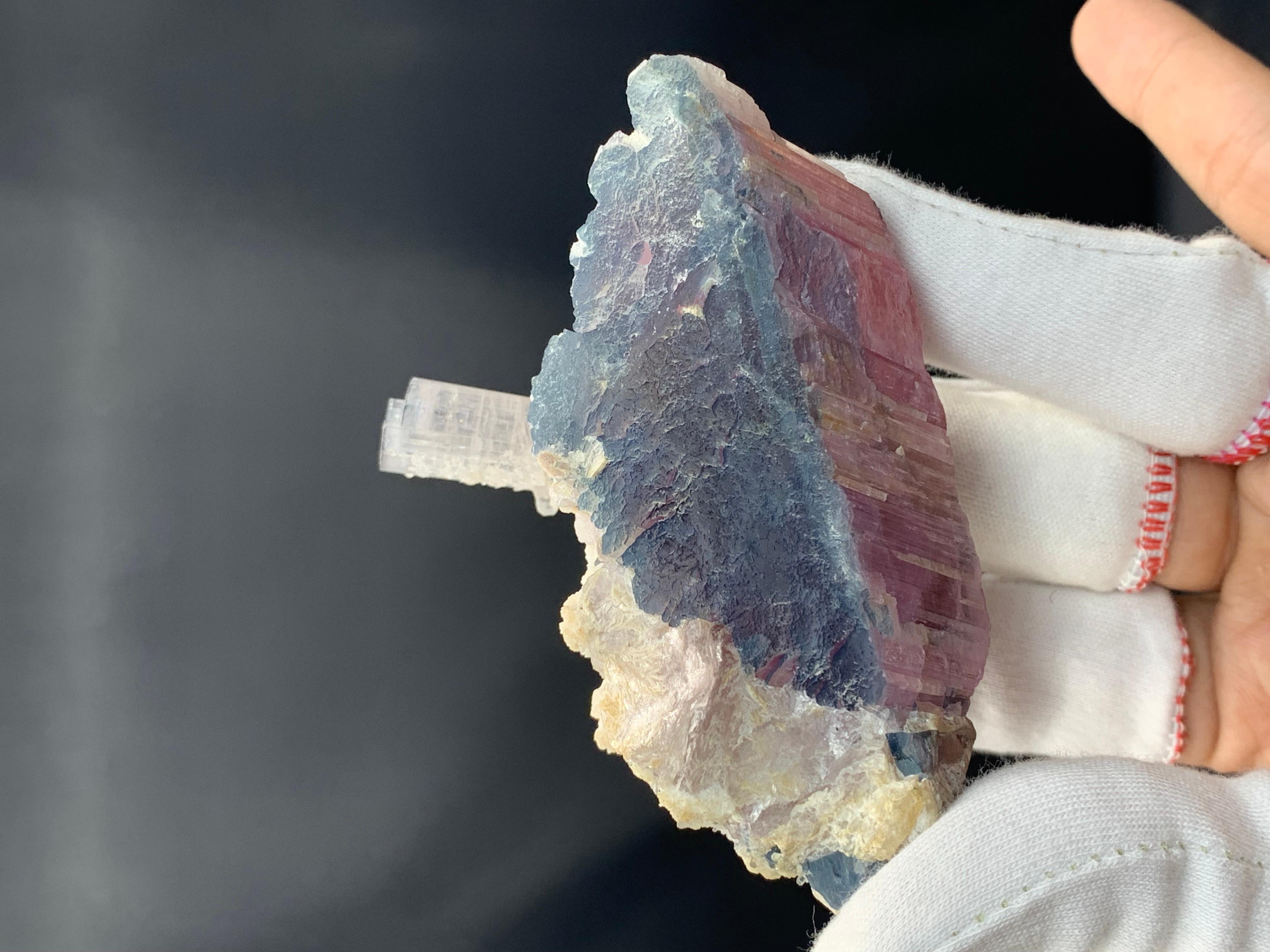 Autre Spécimen de tourmaline rubellite bleue avec Albite d'Afghanistan en vente