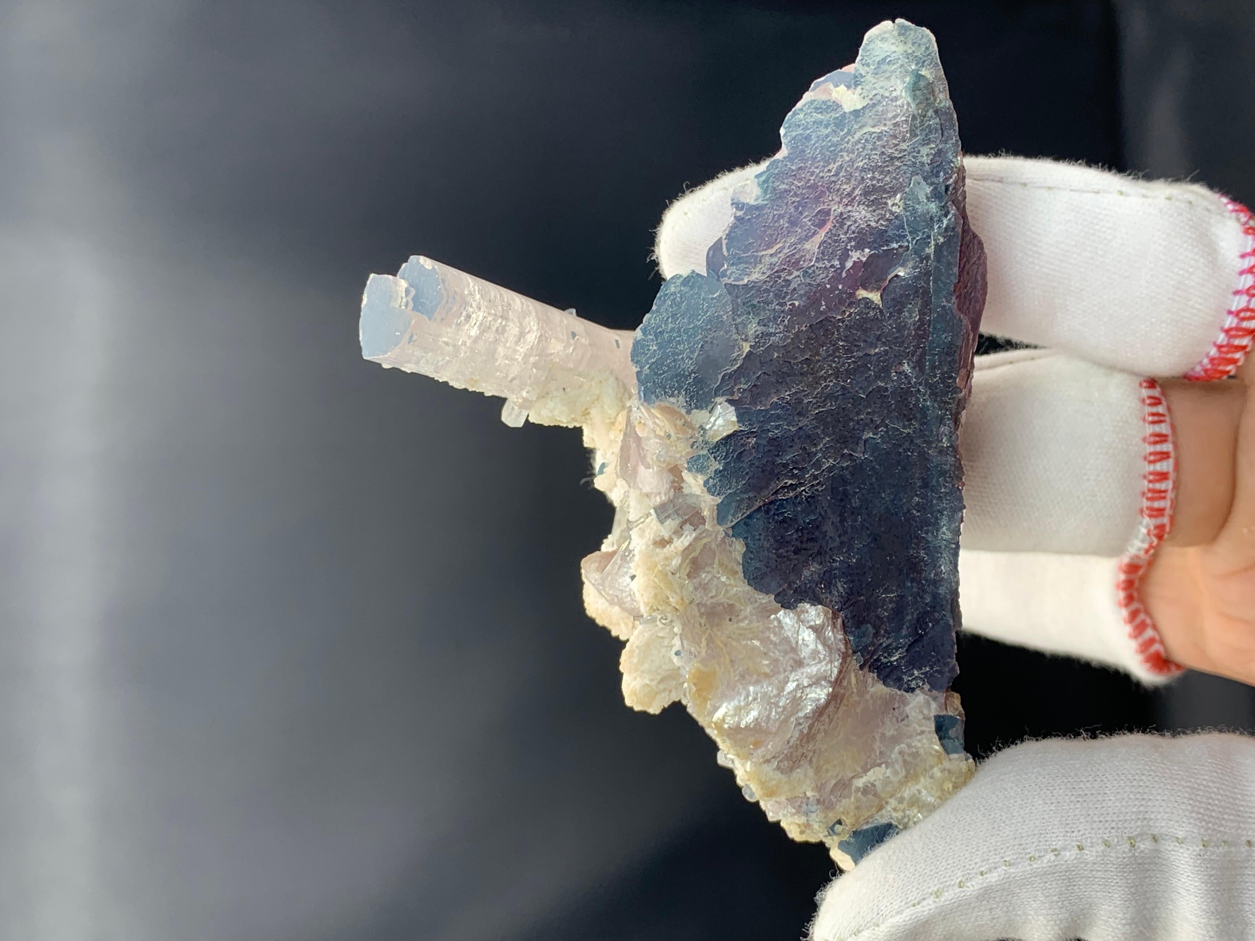 Spécimen de tourmaline rubellite bleue avec Albite d'Afghanistan en vente 1