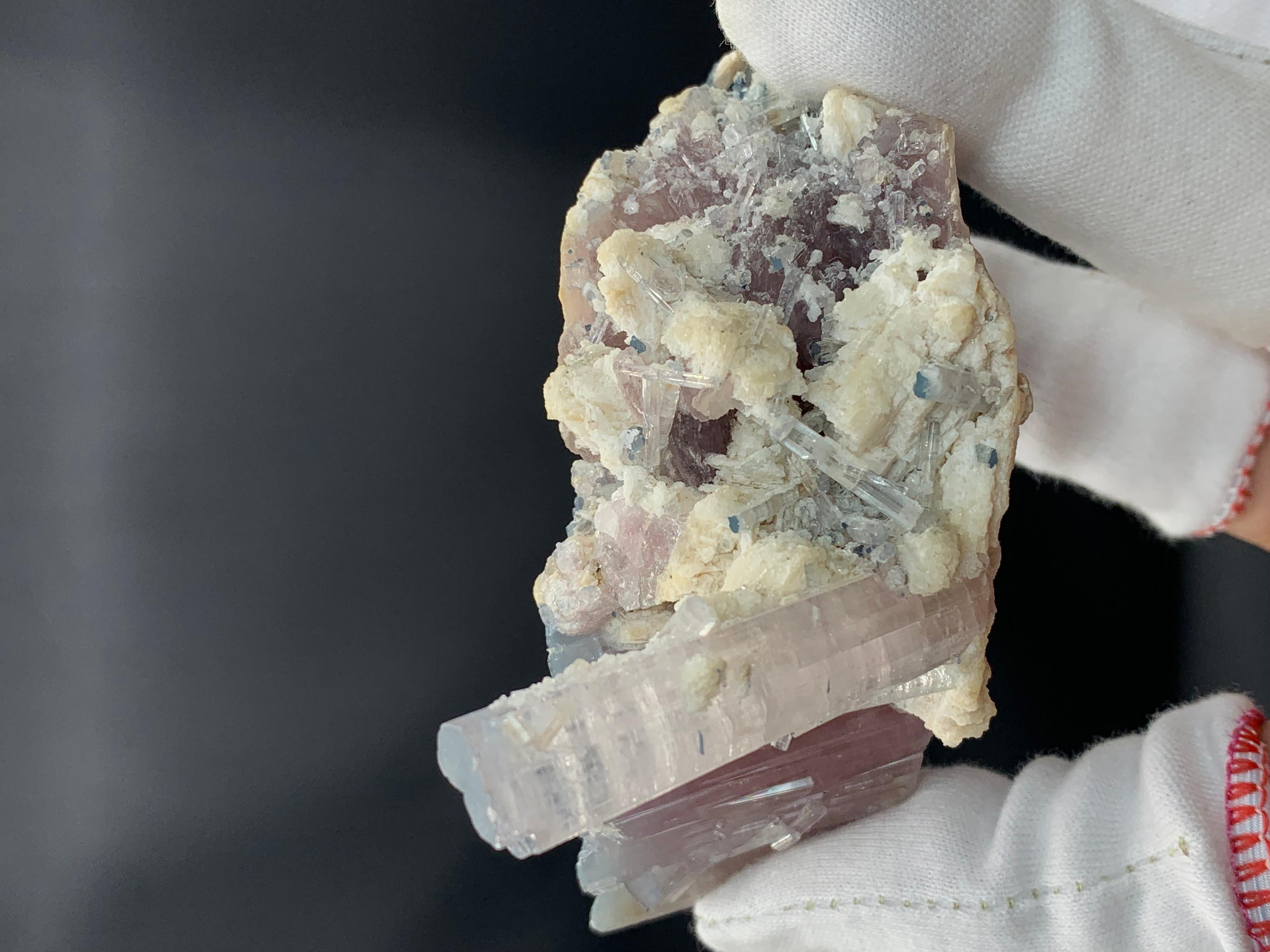 Spécimen de tourmaline rubellite bleue avec Albite d'Afghanistan en vente 2