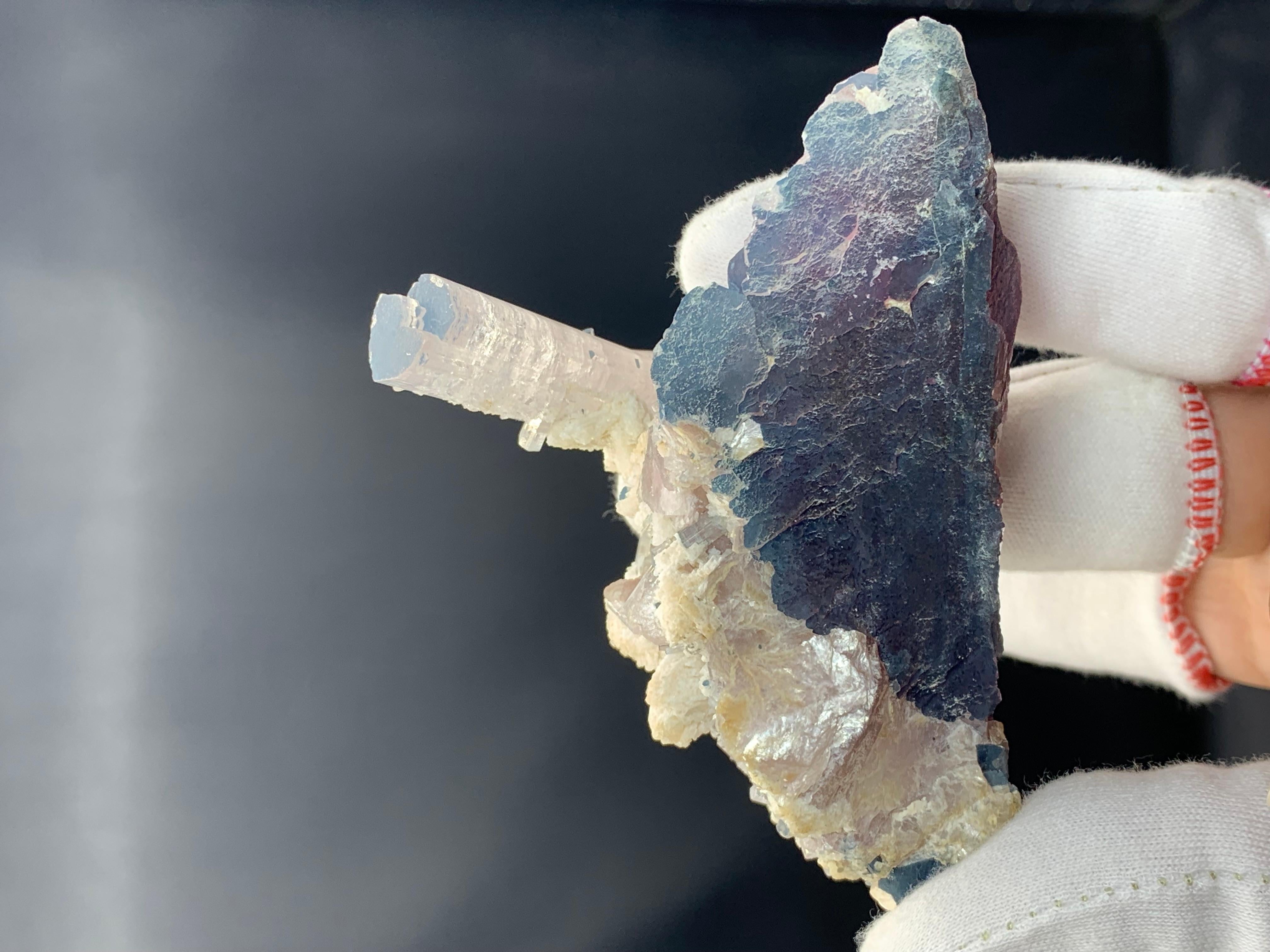 Spécimen de tourmaline rubellite bleue avec Albite d'Afghanistan en vente 3