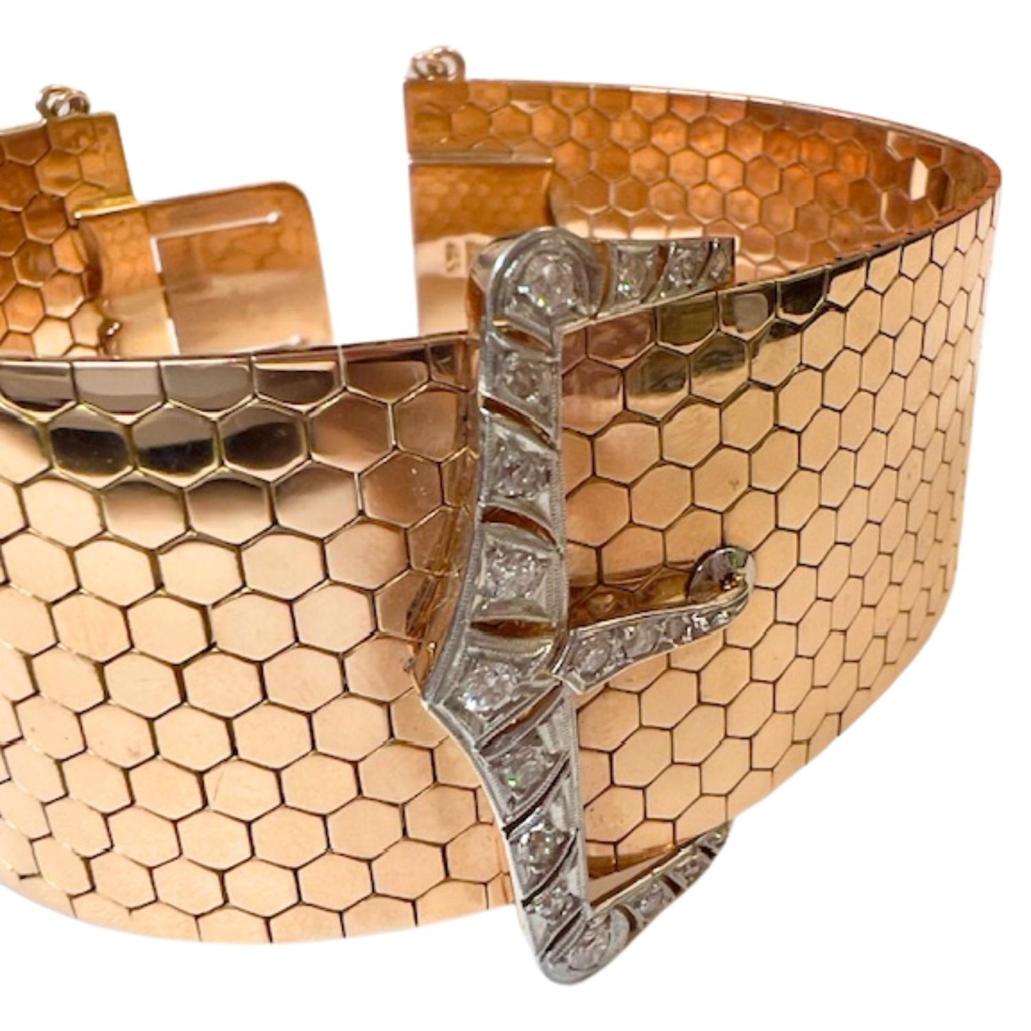 Striking retro bracelet from the 1940–1945 period, crafted in 18k gold with platinum accents, set with brilliant-cut diamonds in a grain setting.

Technical Details:
Total Weight: 87.20 g
Material: 18k gold with platinum details
Gemstones:
16