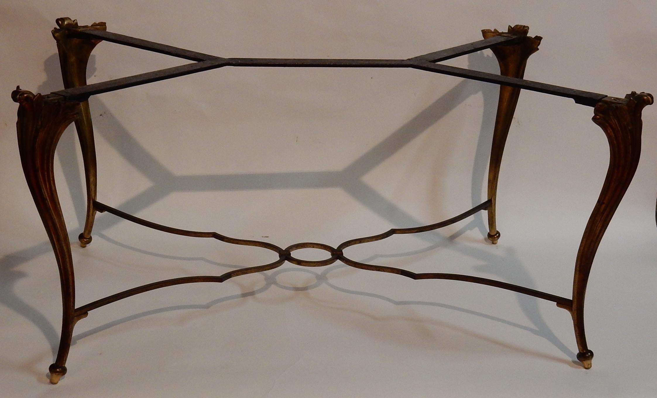 Table basse en décor bronze, plateau laqué de Chine s'adapte à Napoléon 3, la partie basse est solidarisée par une entretoise avec cercle en son centre.
Tout est démontable.
Plus facile pour l'emballage d'expédition,
circa 1940-1950, bon état.
