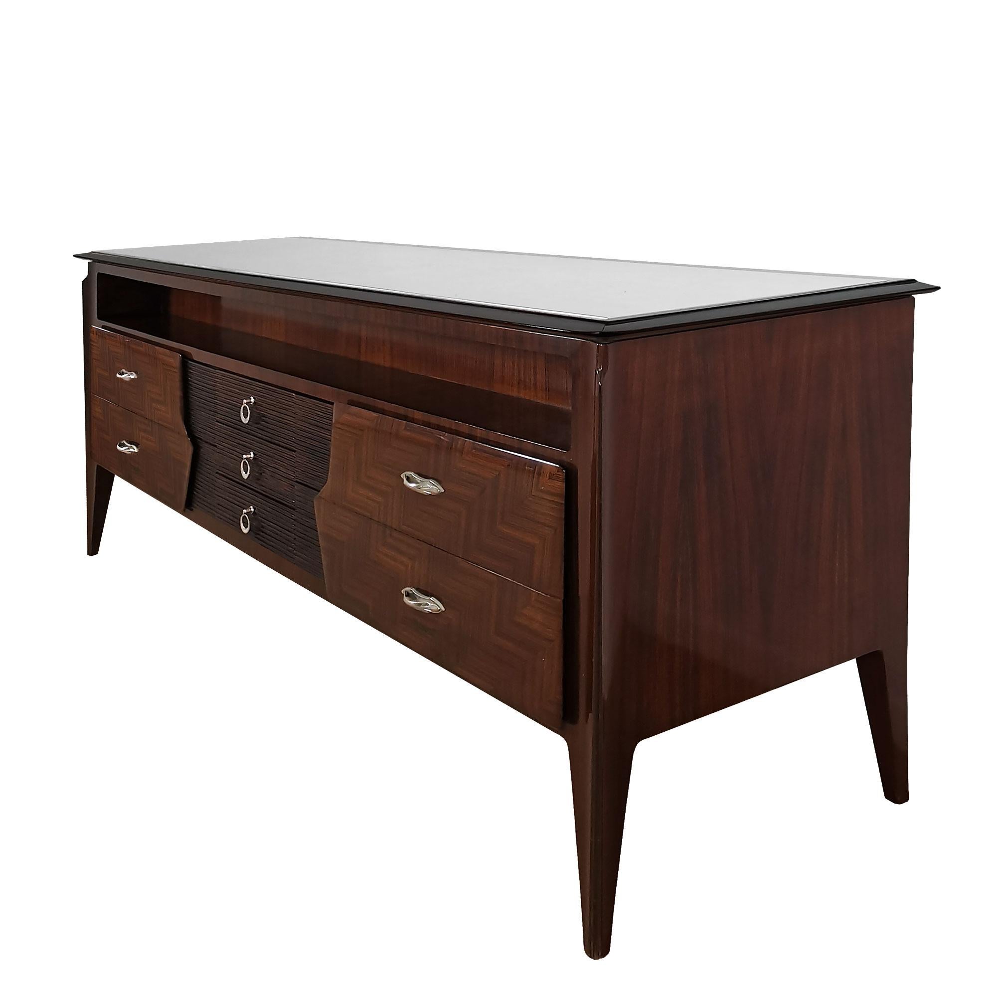 Mid-Century moderno Grande commode moderna di metà secolo in mogano, vetro, foglia d'argento e ottone - Italia in vendita
