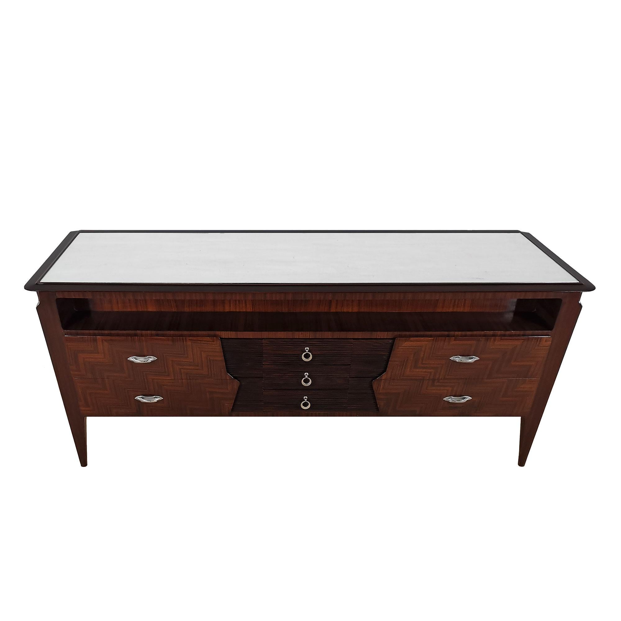 Placcato Grande commode moderna di metà secolo in mogano, vetro, foglia d'argento e ottone - Italia in vendita
