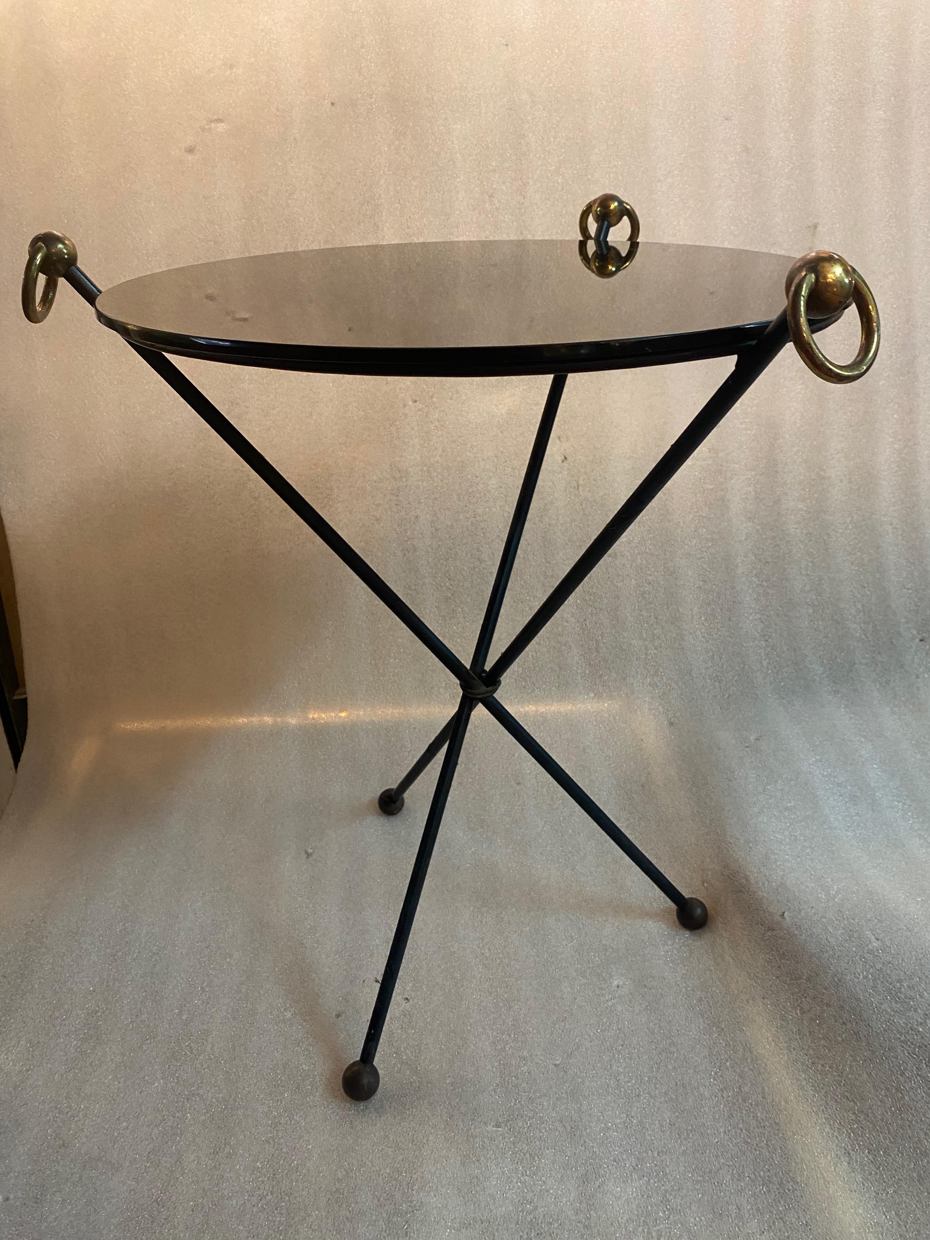 Unsigned tripod pedestal table in wrought iron and brass ornaments with buckles at the end of the uprights, feet ending in balls, black opaline top
Condition of use
Circa 1940/50
Plate diameter: 41 cm
Height to the top: 49 cm
Height: 52