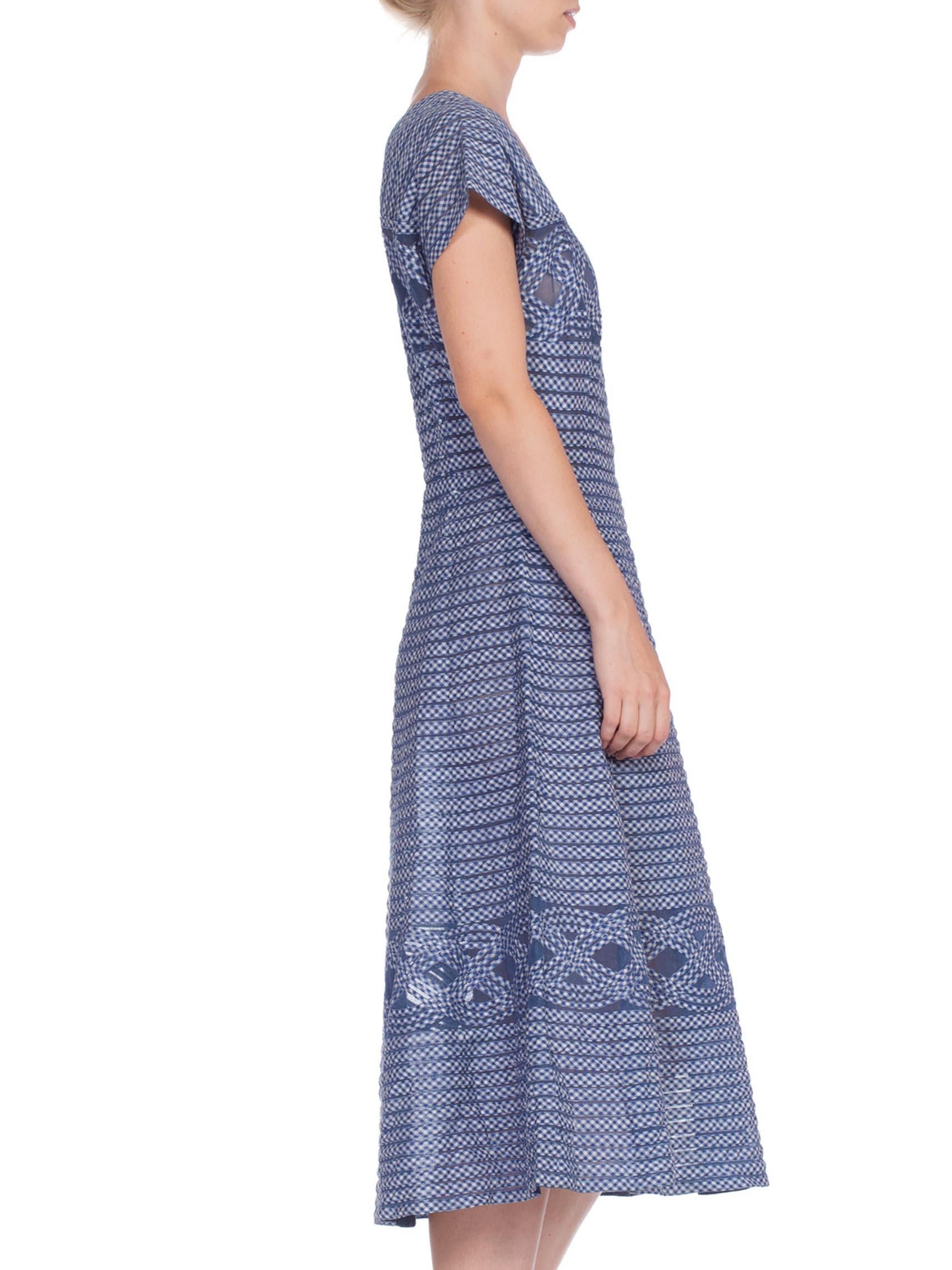 1950er Jahre KRAMER ORIGINAL Blau & Weiß Baumwolle Gingham Appliqué auf Netz Fit und Flare im Zustand „Gut“ im Angebot in New York, NY