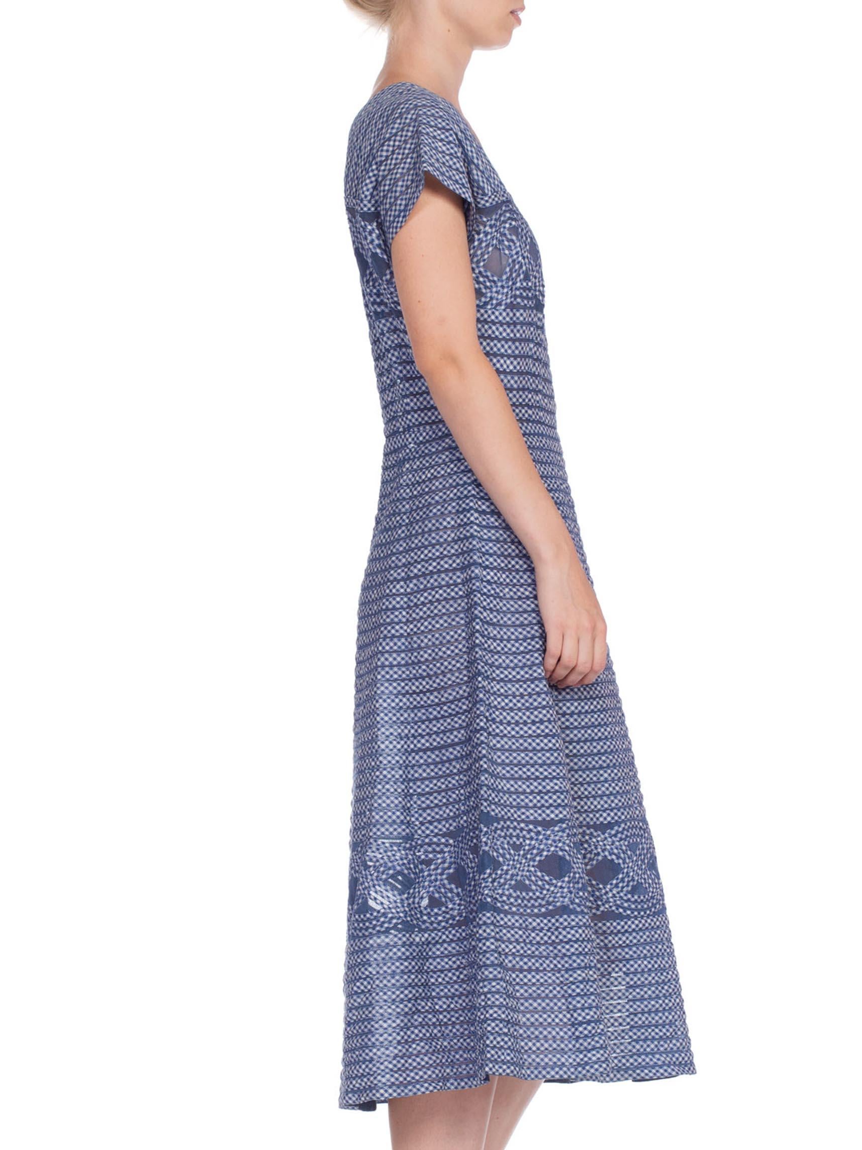 1950er Jahre KRAMER ORIGINAL Blau & Weiß Baumwolle Gingham Appliqué auf Netz Fit und Flare im Zustand „Hervorragend“ im Angebot in New York, NY