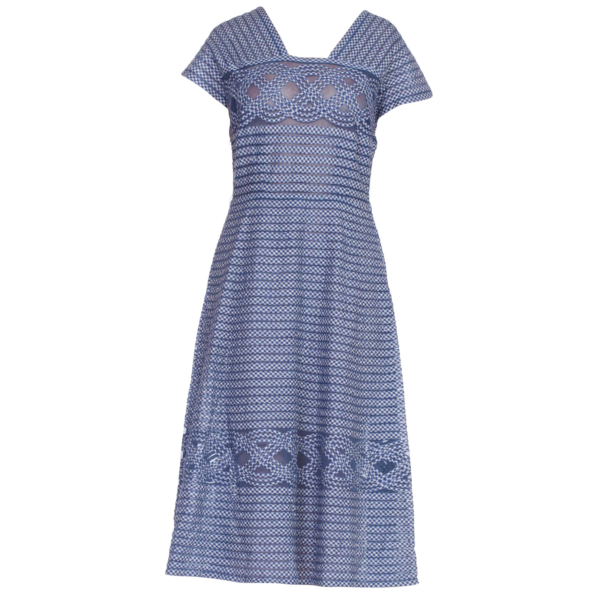 KRAMER ORIGINAL - Appliqué en vichy bleu et blanc en coton sur filet, ajusté et évasé, années 1950