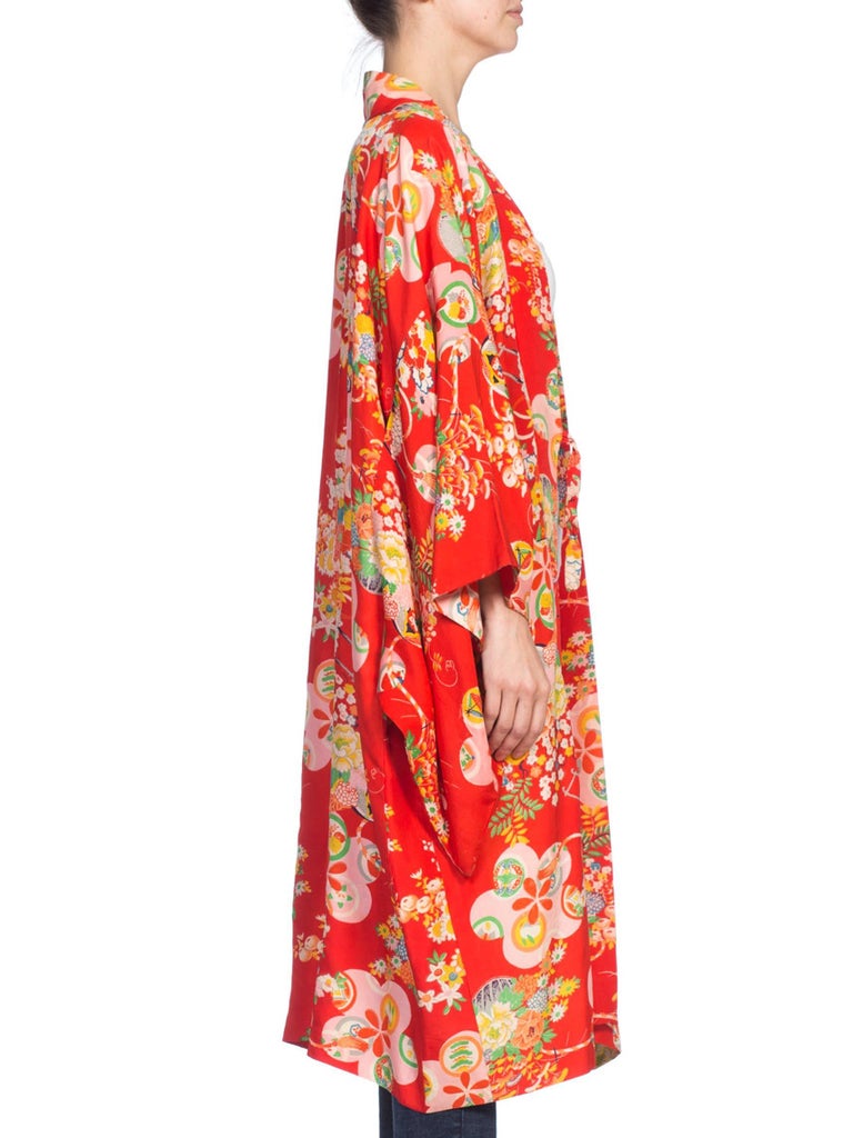 194050's Japanese Asian Floral Silk Kimono For Sale at 1stdibs