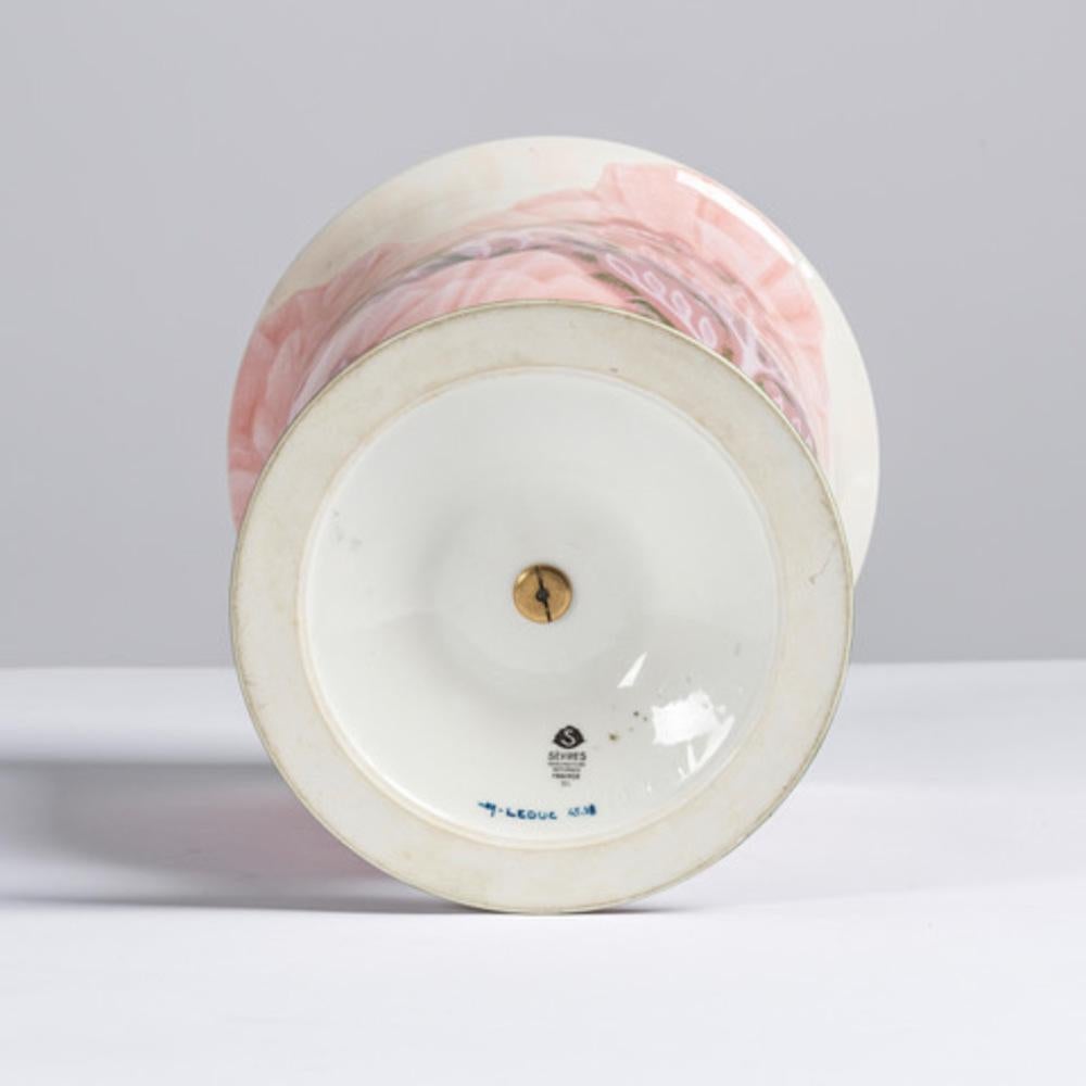 Vase sur piédestal, 1940
Produit par la Manufacture nationale de Sèvres
Cachet du fabricant et signature 