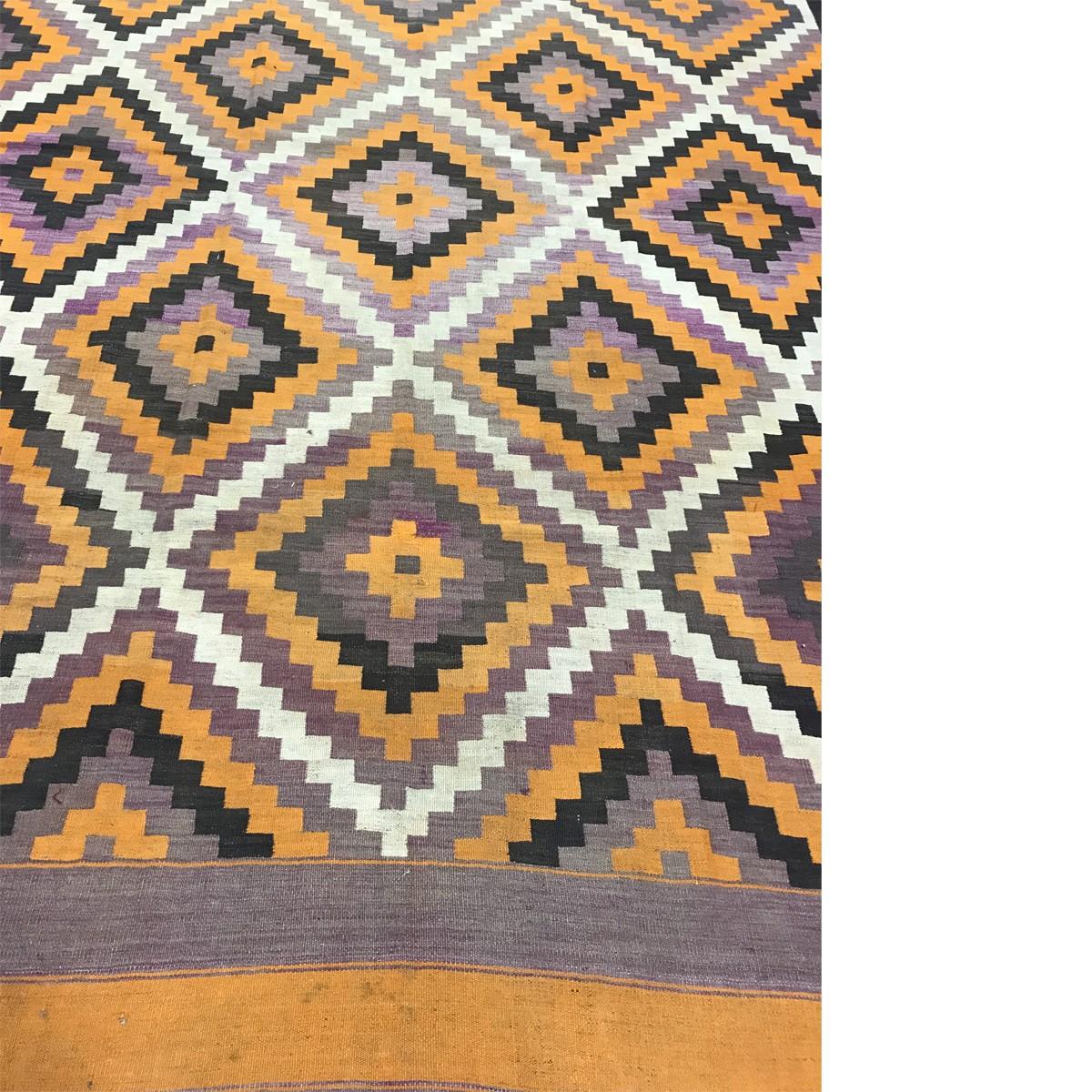 Einzigartige alte und antike Ghelims-Teppiche aus Afghanistan, der Türkei, Iran, Ost- und Zentralasien. Diese historischen Teppiche, die zwischen 1890 und 1950 gewebt wurden, haben neben ihren Übergangs- und Stammesmustern auch eine zeitgenössische