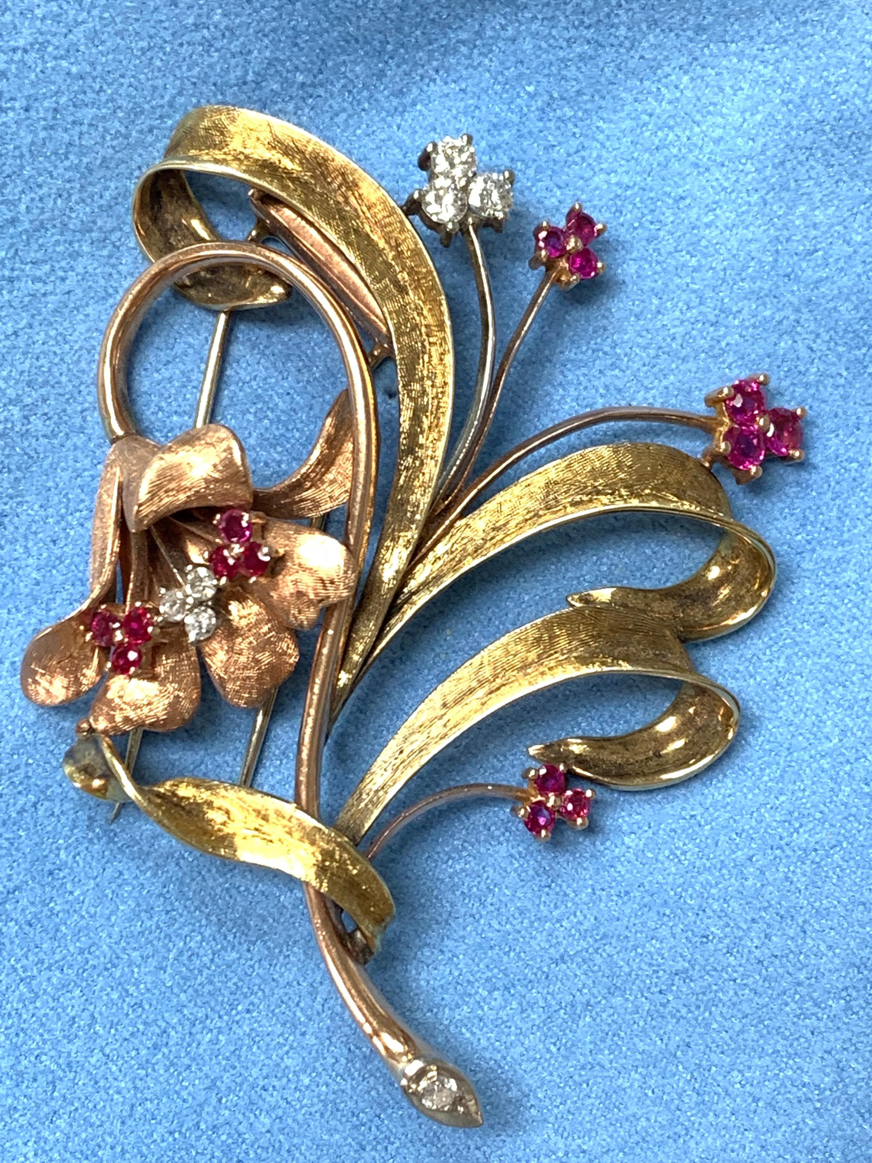 1940 Broche antiguo de oro amarillo con diamantes y rubíes Corte redondo en venta