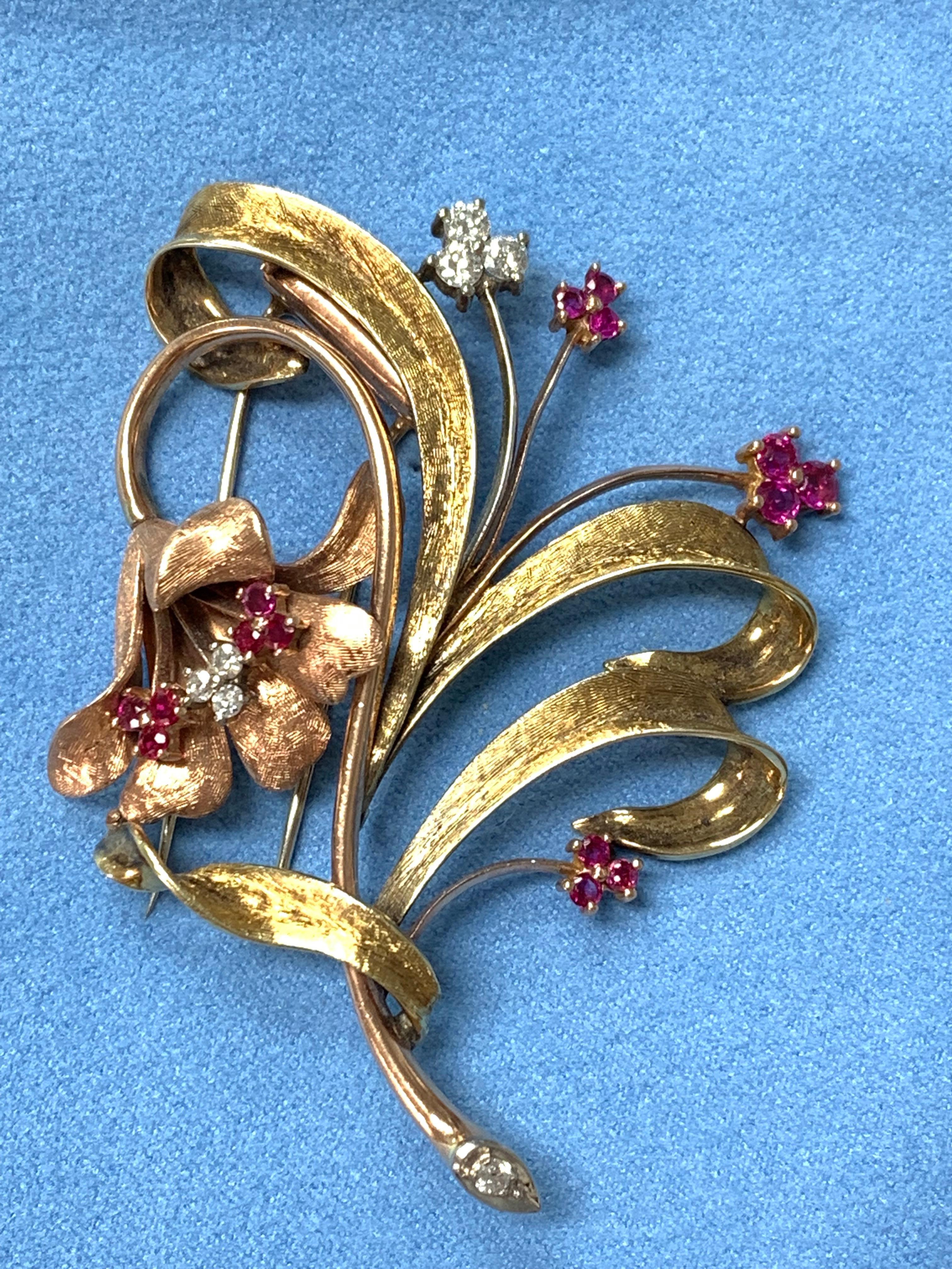 1940 Broche antiguo de oro amarillo con diamantes y rubíes en Excelente estado para la venta en New York, NY