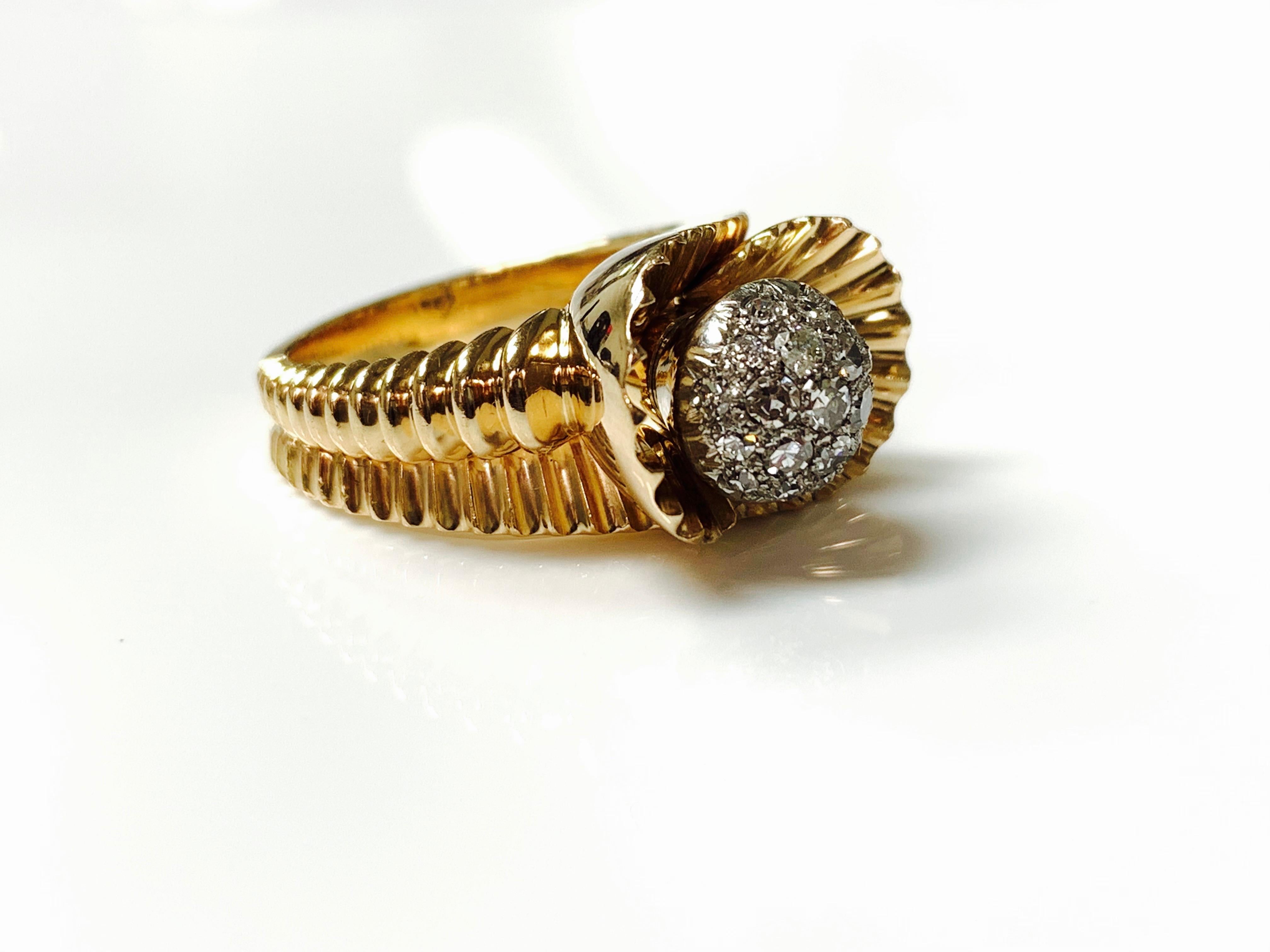 1940 Antique Round Brilliant Diamond Cocktail Ring in 18 Karat Yellow Gold For Sale 7