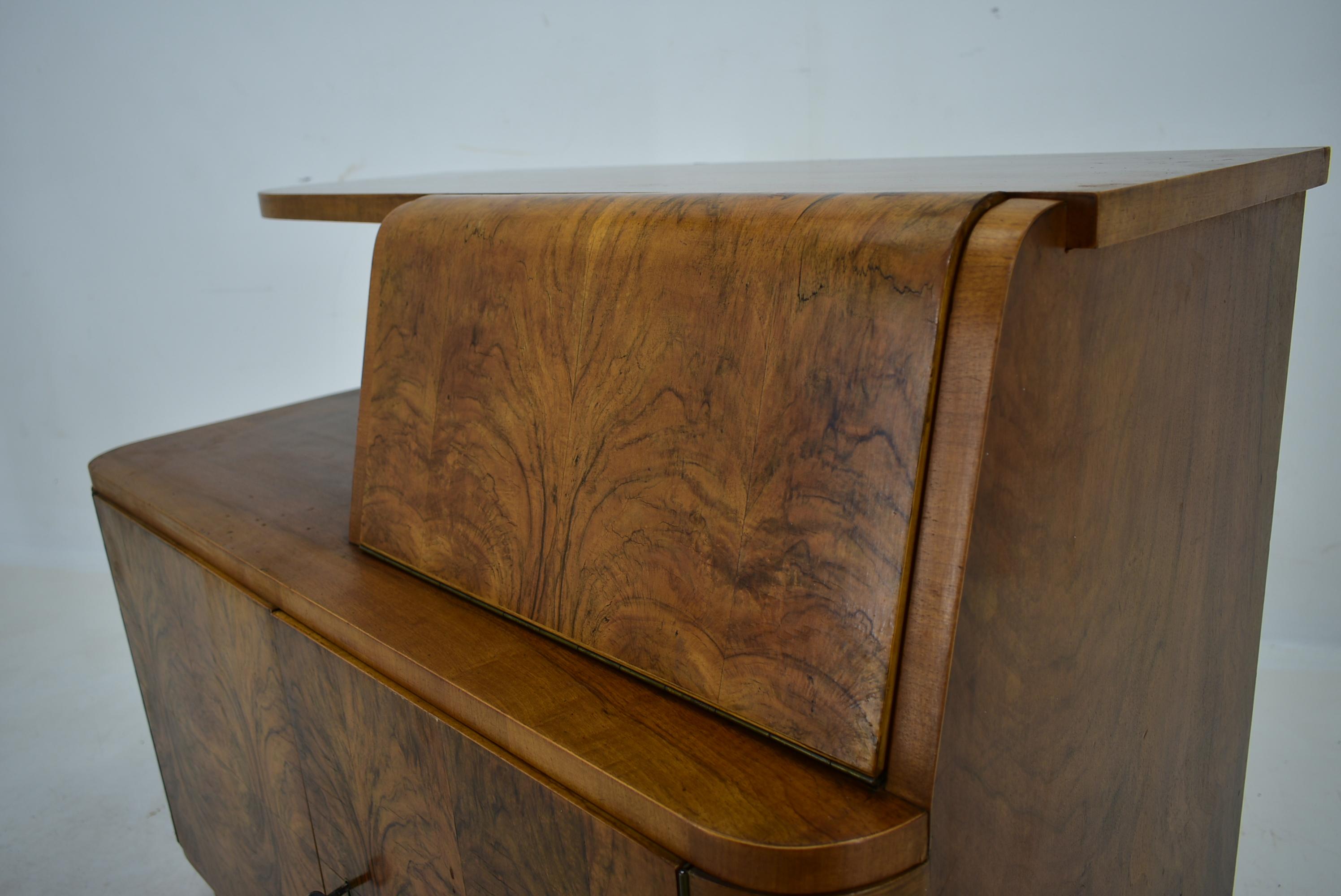 Metà XX secolo 1940 Cabinet Art Deco in legno di Wood per UP Závody , Cecoslovacchia in vendita
