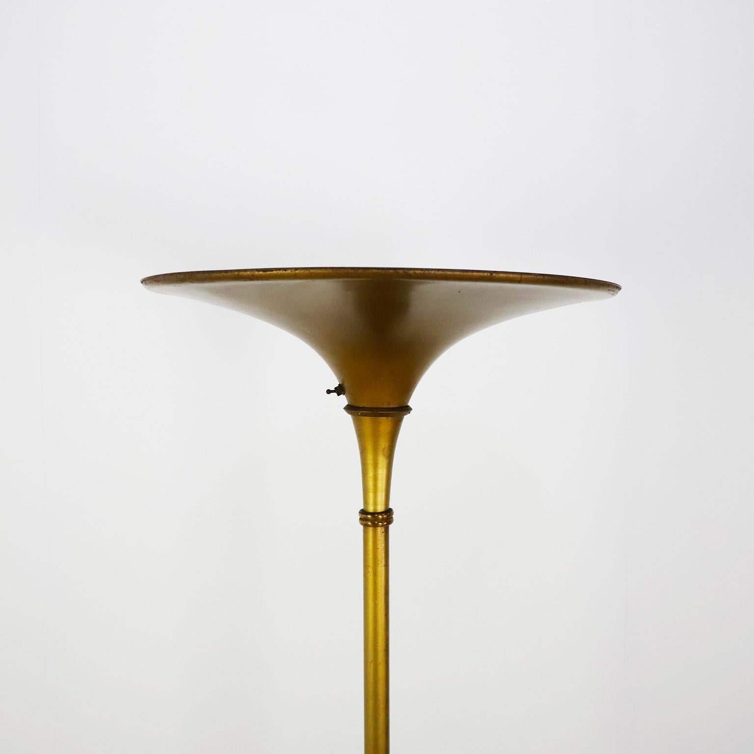 Circa 1940. Nous proposons ce lampadaire torchère Art déco en aluminium ton or.