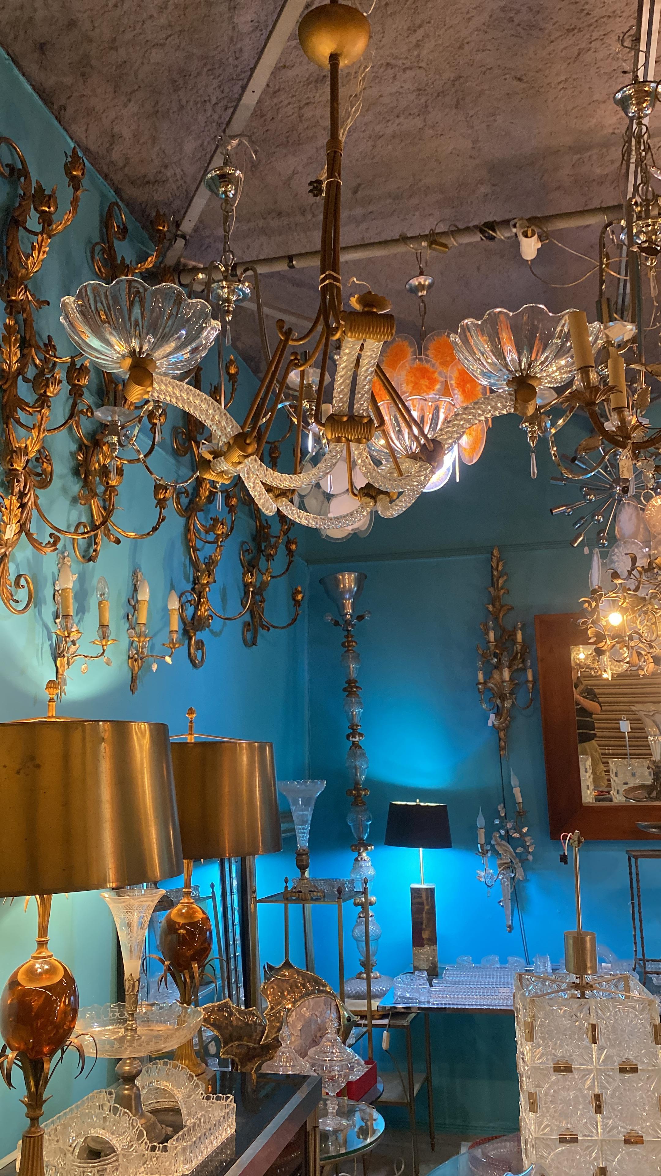 Murano crystal and bronze chandelier with 5 arms and 5 bowls,
Good condition, circa 1940
Height: 110 cm
Diameter: 82 cm
Diameter of bowls: 25 cm
The original E 27 sockets have been preserved with their ceramic rings.