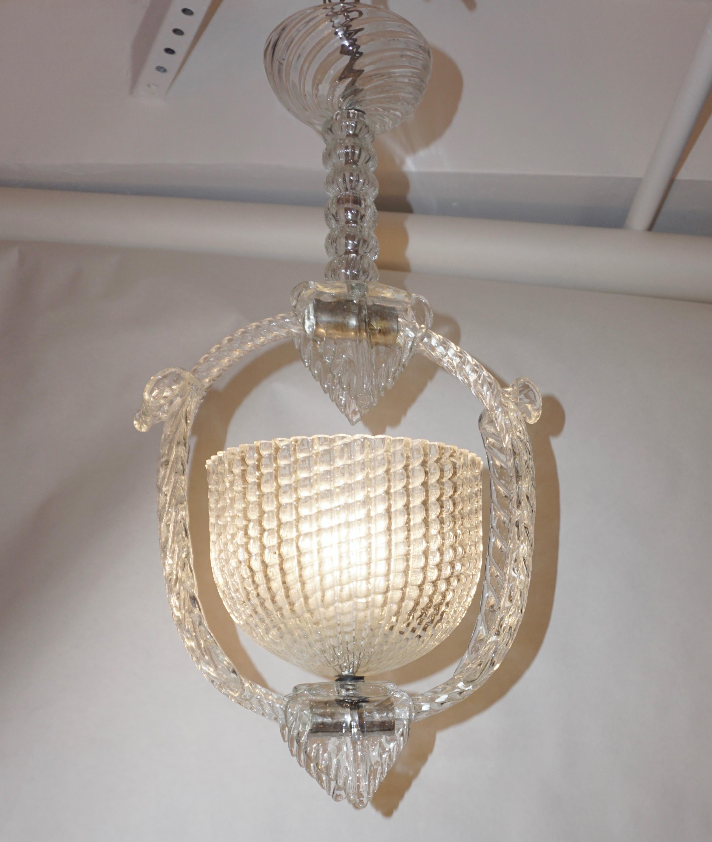 A very elegant antique design by Ercole Barovier, Venetian Art Deco chandelier of exquisite craftsmanship in blown Murano glass, superb original condition. The open bowl containing the light is surrounded by a twisted rope support embellished by two
