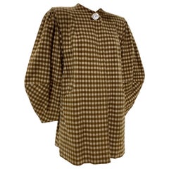 Cappotto swing in lana a quadri caramello del 1940 con maniche a lanterna e spalle strutturate