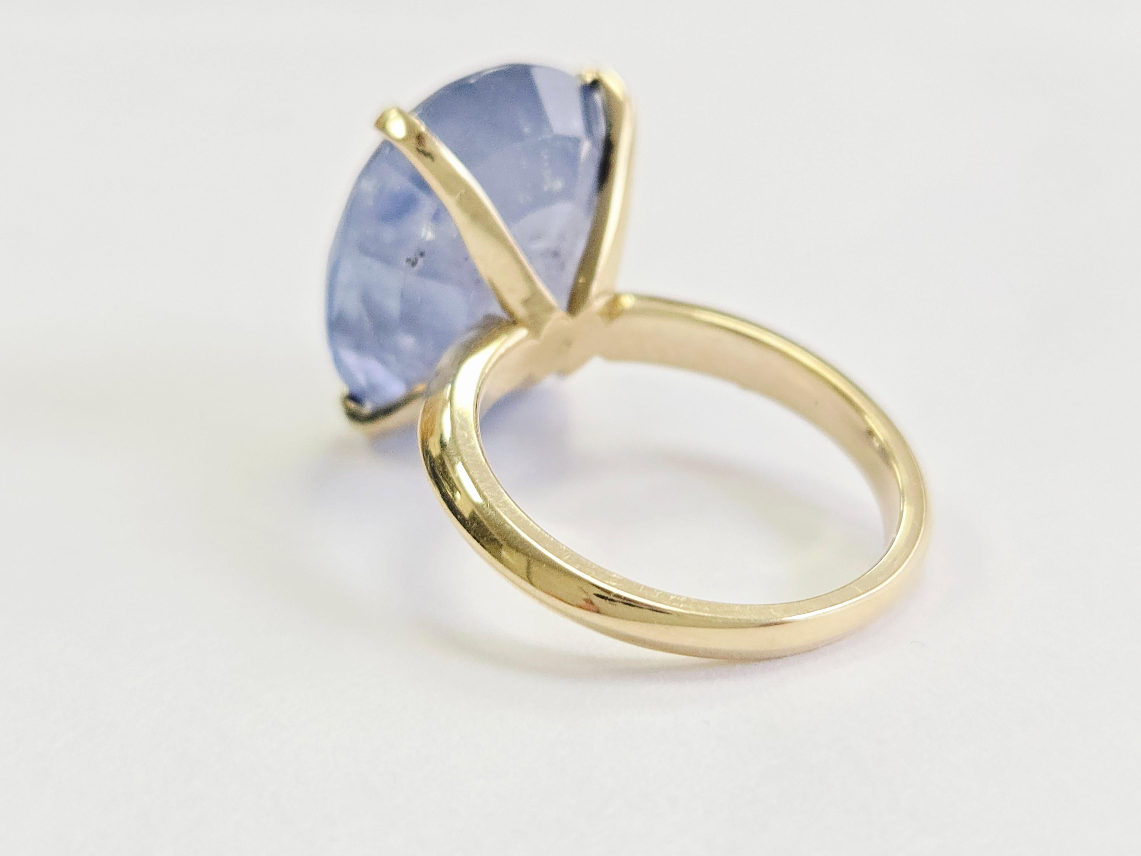 Taglio ovale 19.40 Carats Oval Pastel Sapphire Ring 14 Karat Yellow Gold in vendita
