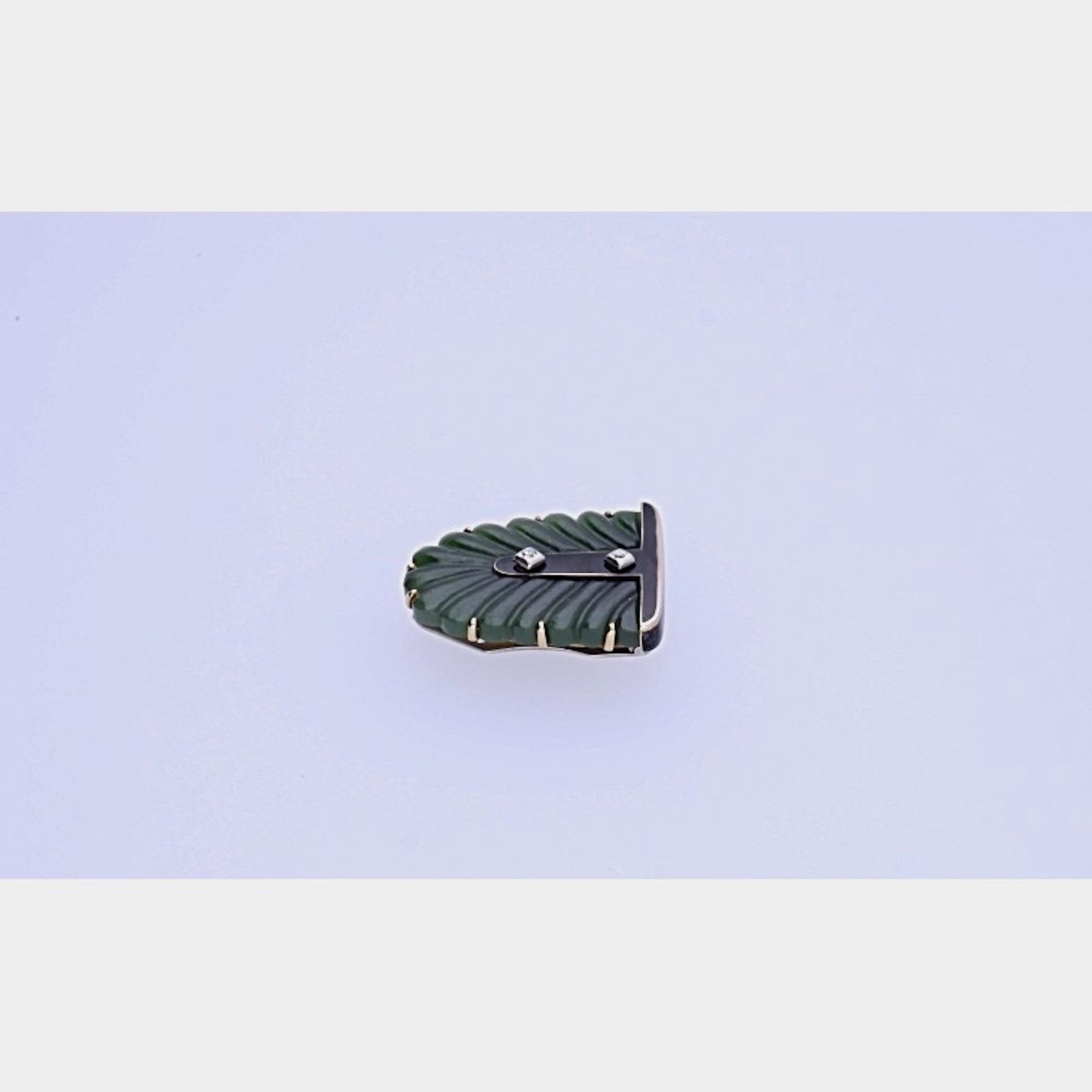 18 kt. yellow and white gold clip with 2 old-cut diamonds, carved nephrite and black enamel.
This brooch has the original box and is signed by Cartier London.
Circa 1940.

