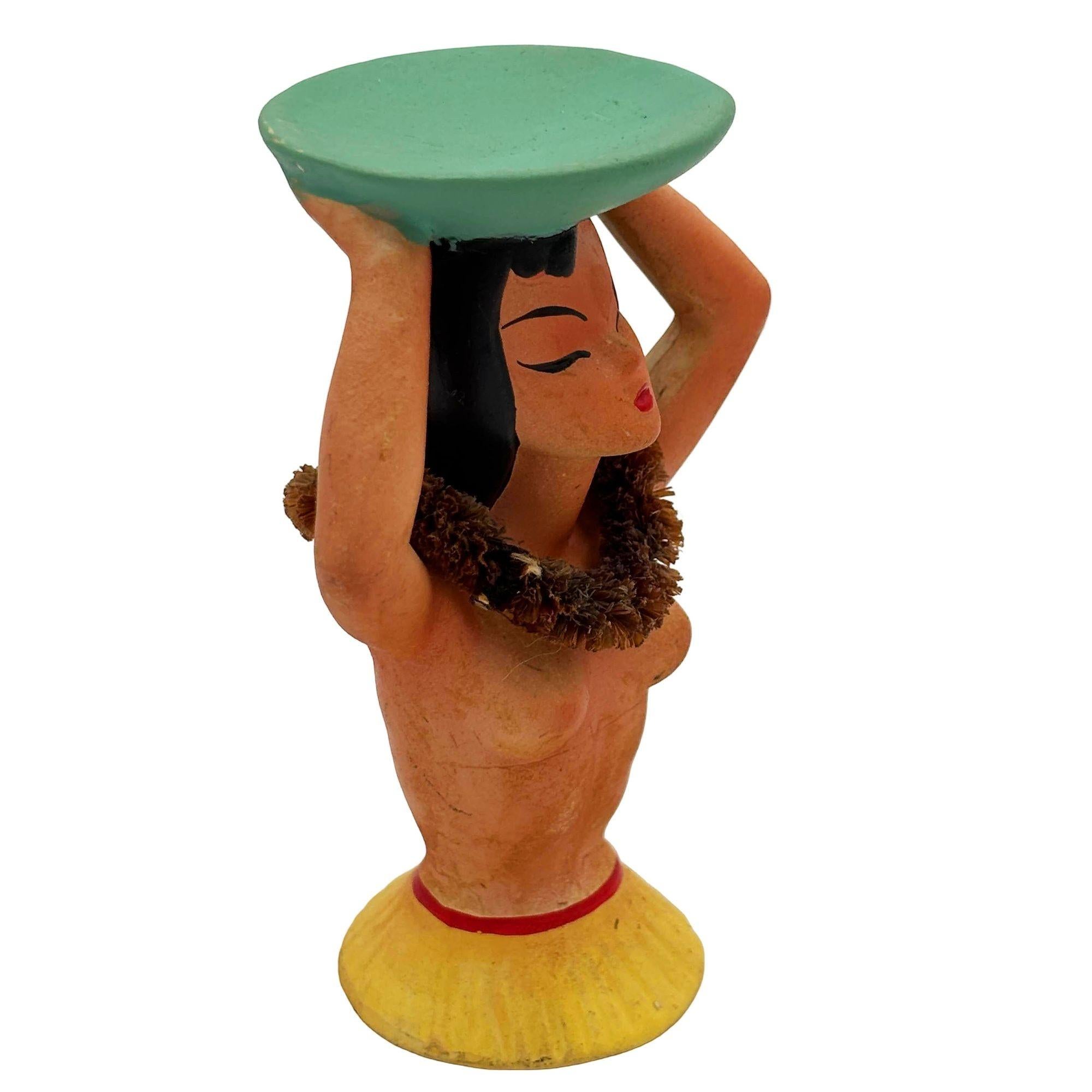 Originale scultura porta tovaglioli in ceramica con busto di ragazza Hula. Realizzato negli anni '40, questo busto di una giovane donna nativa delle Hawaii con una lei di ibisco al collo veniva utilizzato per i portatovaglioli delle crociere e degli