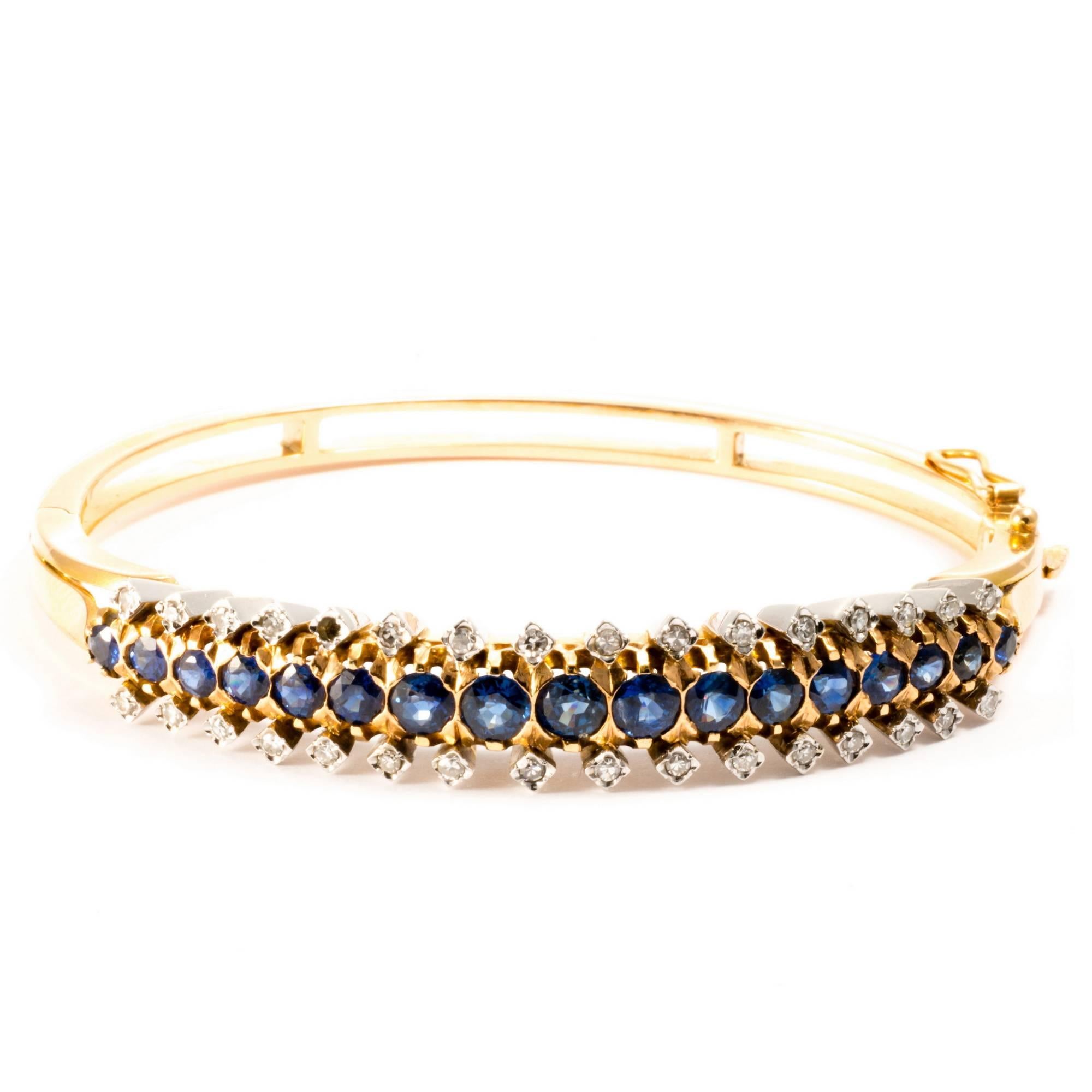 1940 Diamond Sapphire Emerald 18K Gold Stacking Bangles Bracelet In Good Condition For Sale In Roma, IT