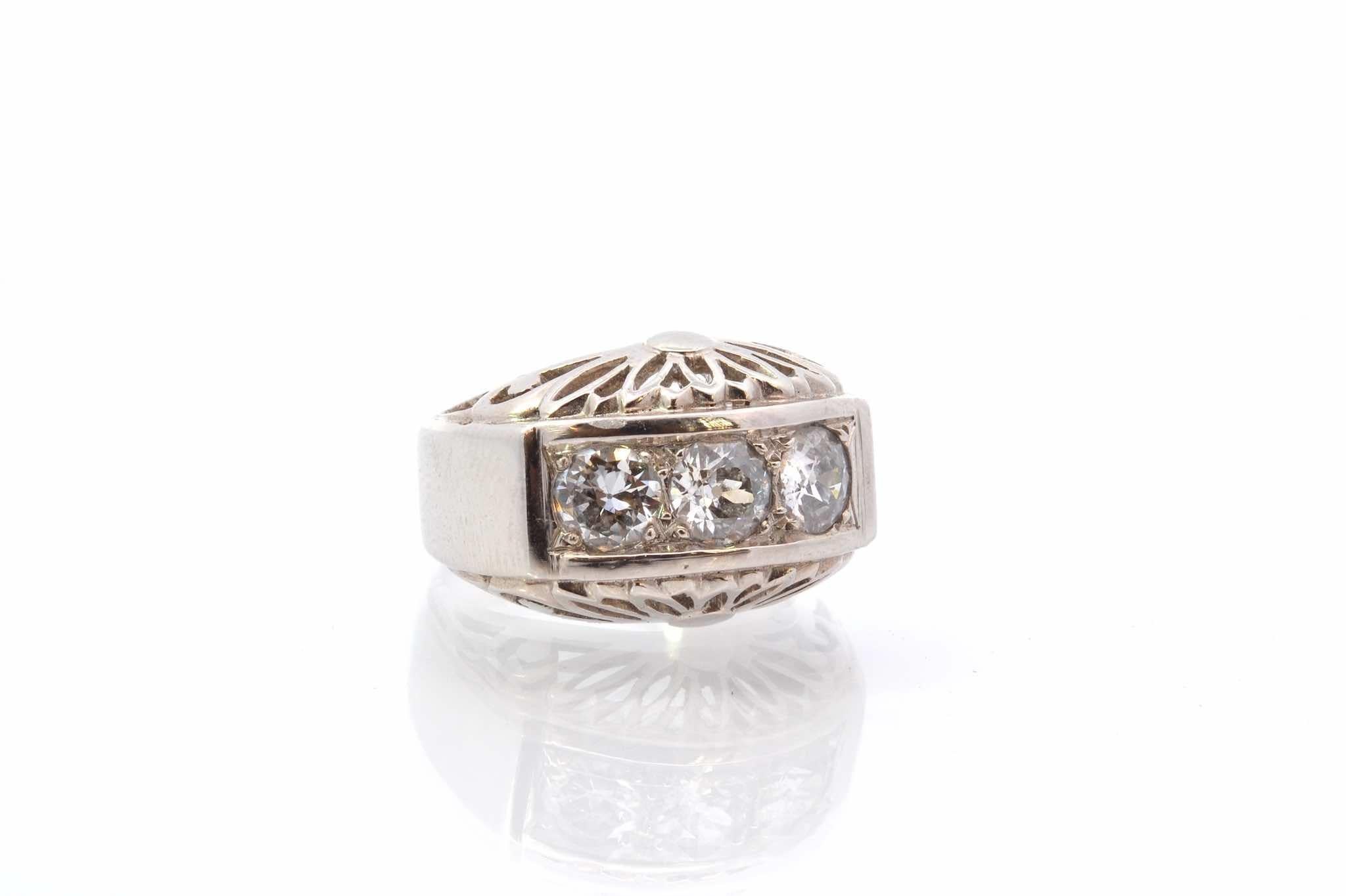 Old European Cut 1940 diamonds ring in gold and platinum For Sale