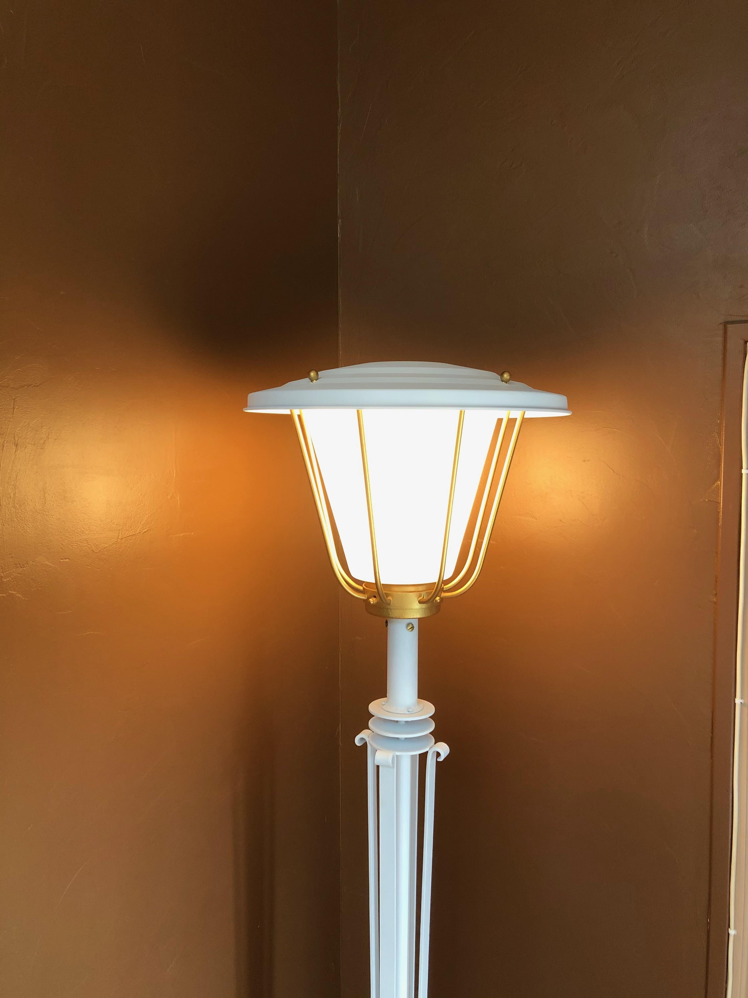 Lampada da terra in ferro battuto laccato bianco e oro.

Elettrificato e in ottime condizioni.

Spedito in due pacchetti separati.

Altezza totale: 200 cm
Diametro della base: 35 cm
Diametro superiore: 46 cm
Peso: 25 kg