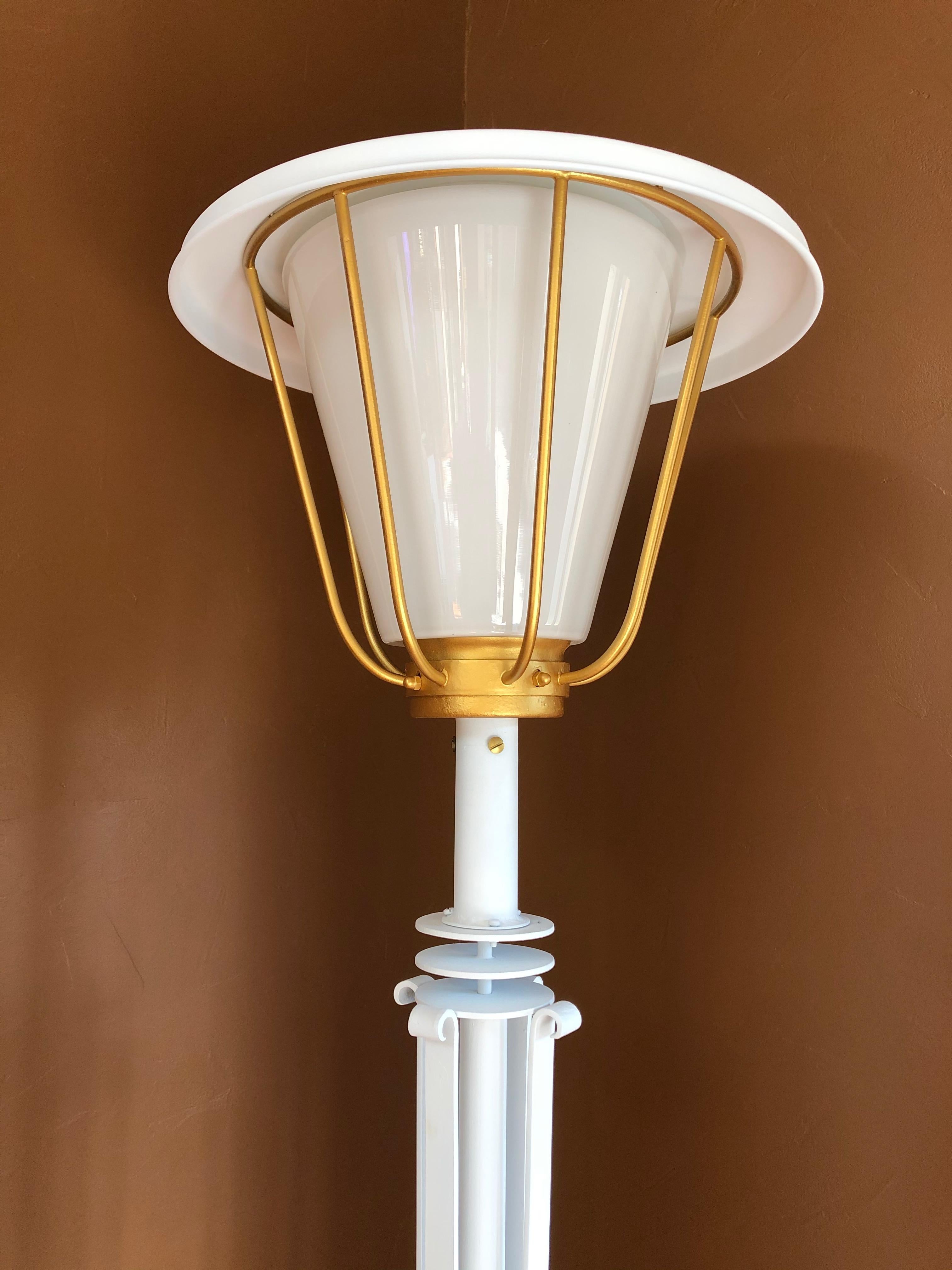 Metà XX secolo Lampada da terra 1940 per interni e per esterni in vendita