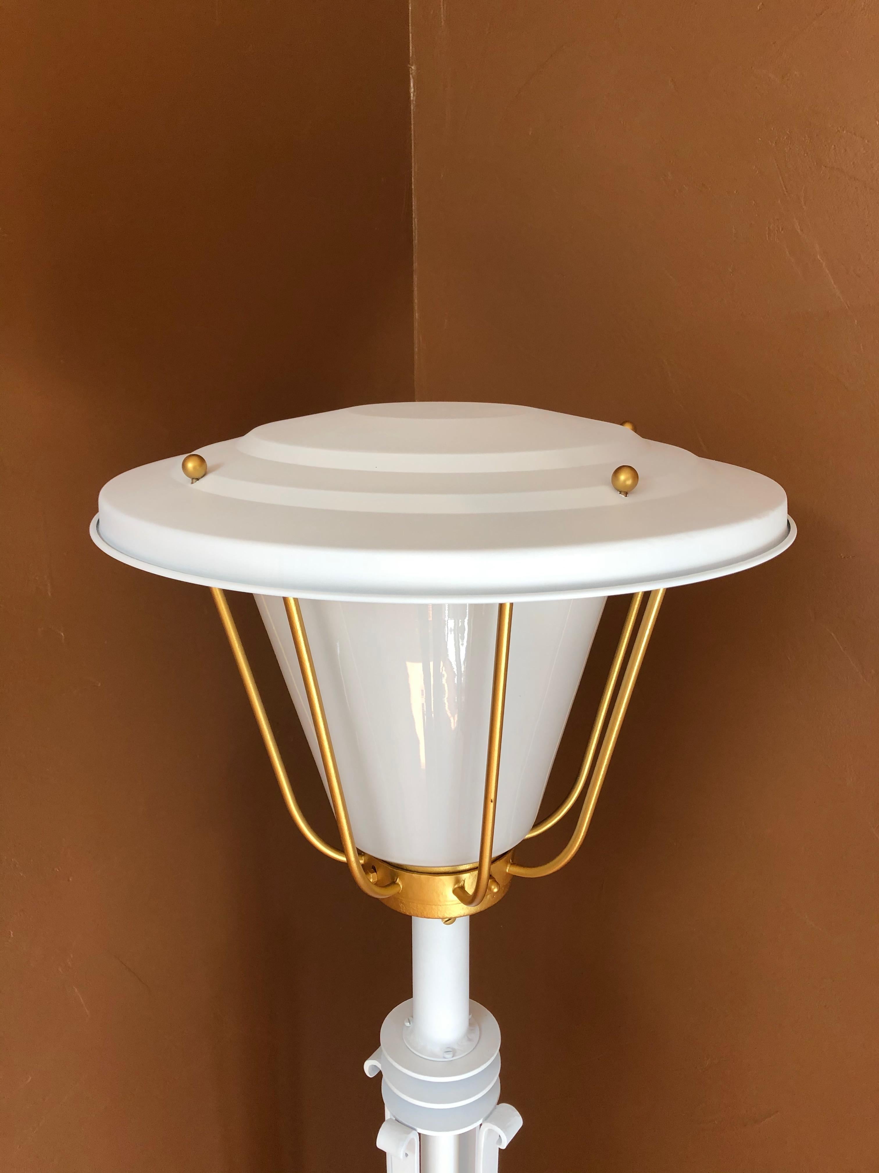 Lampada da terra 1940 per interni e per esterni in vendita 2