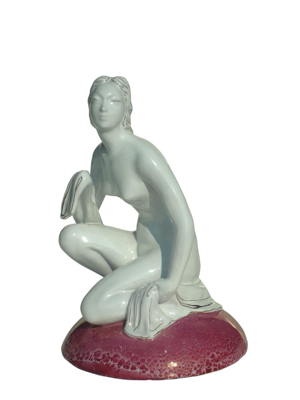 Frau Figur Art Deco
Italien, 1940

White Pottery
Rosa und goldene Oberflächenbehandlung

Perfekte Kondiktion
Markierung unter dem Sockel signiert