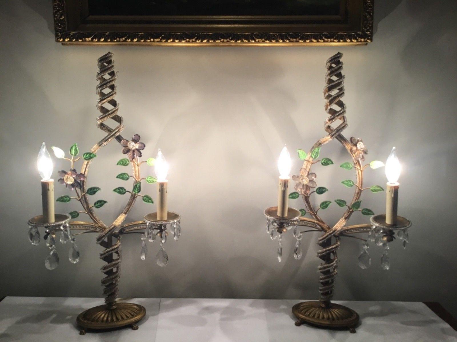 Lampes de table de forme Gloral de l'époque Hollywood Regency française des années 1940. Cadre en métal argenté avec fleurs en cristal. Détails en micro-cristaux. Les lampes ont un design en forme de tourbillon.