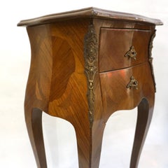 Zwei Beistelltische mit zwei Schubladen aus Rosenholz und Nussbaum mit Intarsien im französischen Louis-XV-Stil, 1940