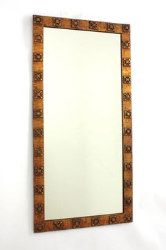 1940 Miroir rectangulaire en fer forgé doré avec encadrement de fleurs à rosettes