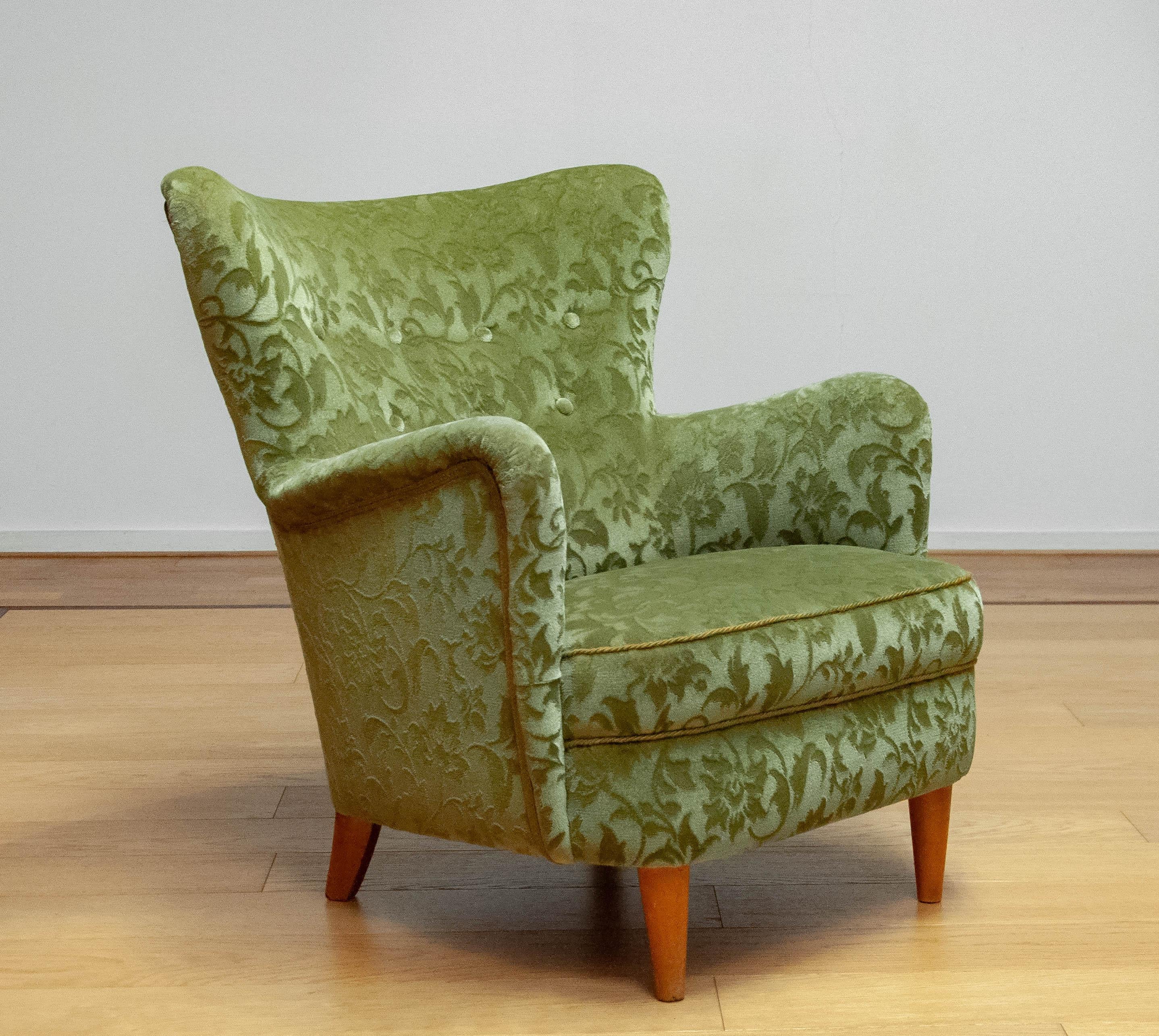 Beautiful wingback chair, model 'Laila' designed by Ilmari Lappalainen for Asko Finland in the 1950s.
The chair is in overal good condition. Supports and sits very good.
Reupholstered with the current green ton sur ton velvet in the 1970s.
The