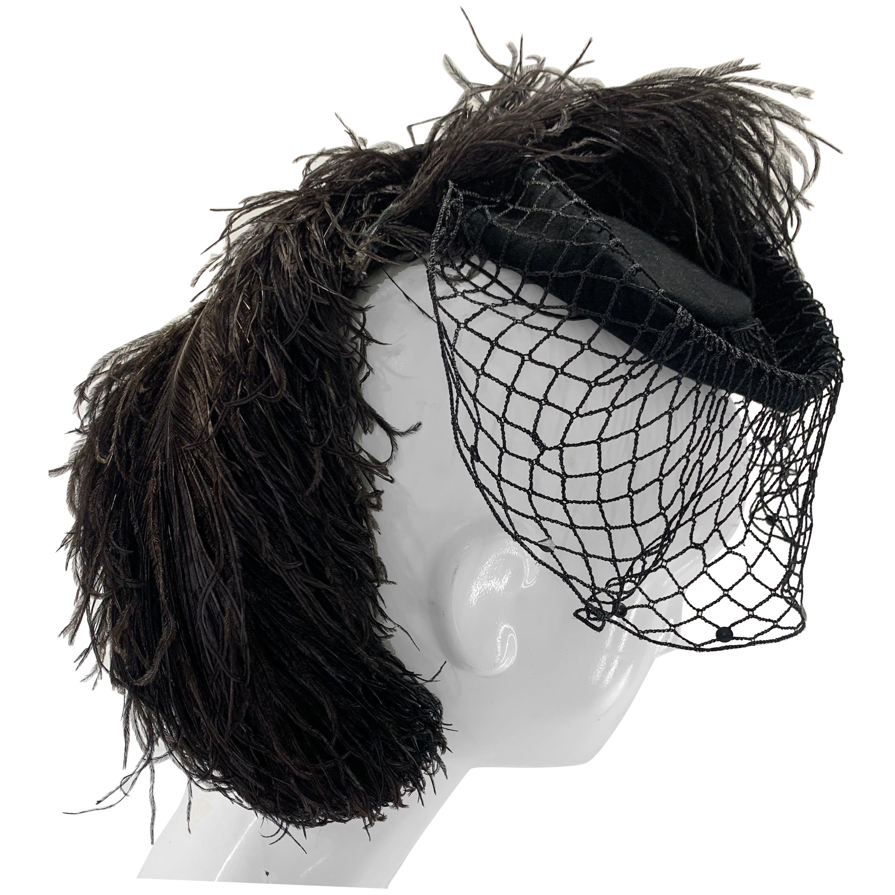 1940 Howard Hodge Sombrero de montar de plumas de avestruz negras con velo de ganchillo