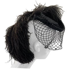 1940 Howard Hodge Sombrero de montar de plumas de avestruz negras con velo de ganchillo