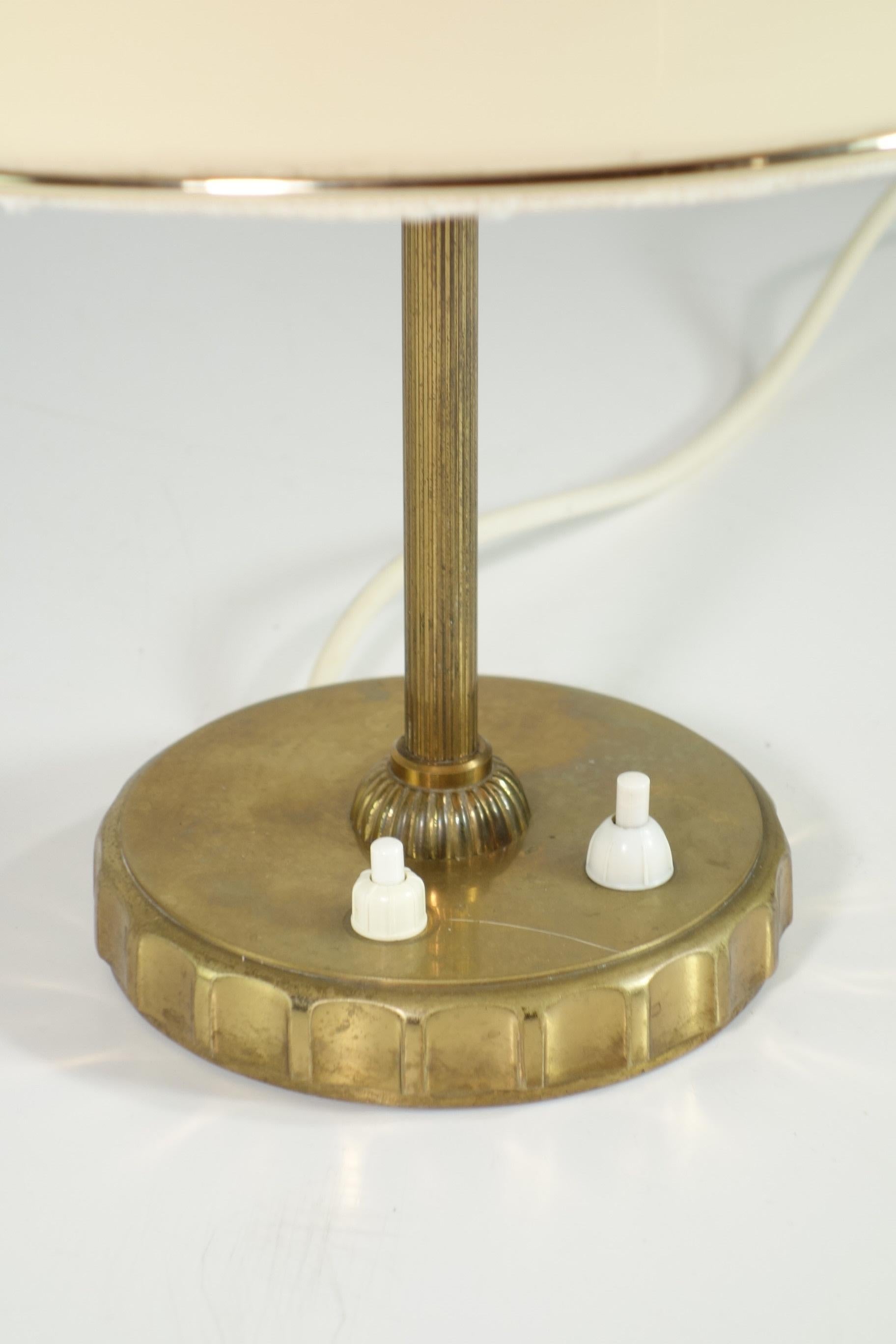 1940 Italienisches Design Serpentina Tischlampe aus Messing _ 2er Set (Moderne der Mitte des Jahrhunderts) im Angebot