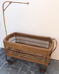 1940 Italienische handgeflochtene Weidenkrippe:: Holzräder:: mit Originalbezug