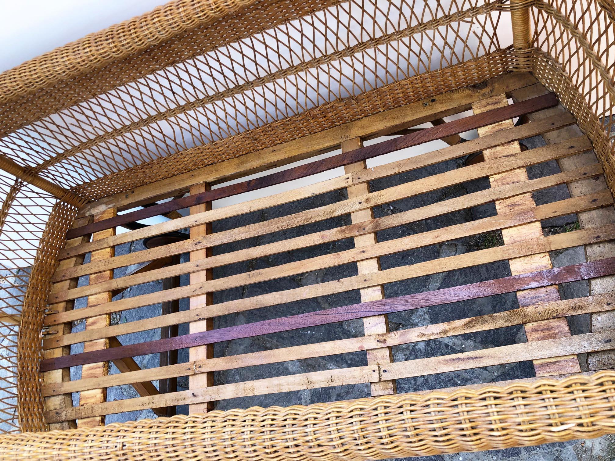 1940 Italian Hand-Woven Wicker Crib, Wooden Wheels, with Original Cover In Good Condition In Buggiano, IT