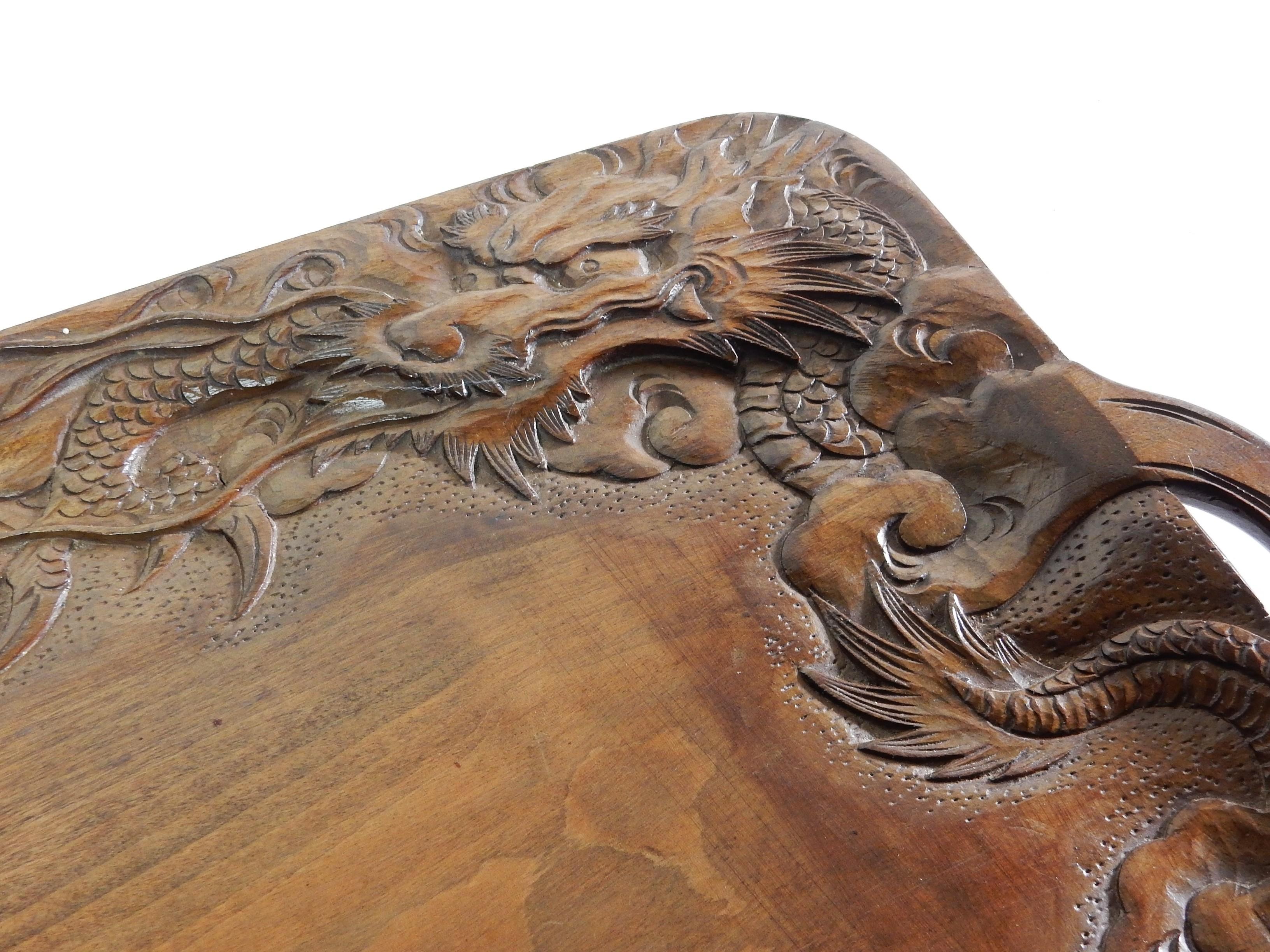 Anglo-japonais 1940 Sculpture japonaise de dragon en bois sculpté Plateau de service à thé en vente