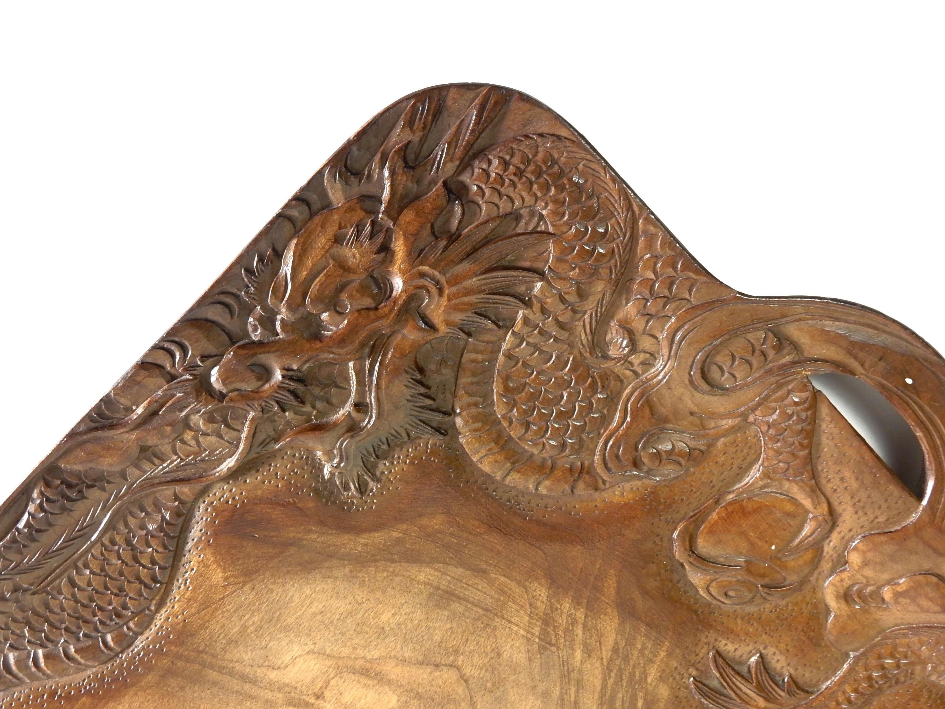 Japonais 1940 Sculpture japonaise de dragon en bois sculpté Plateau de service à thé en vente