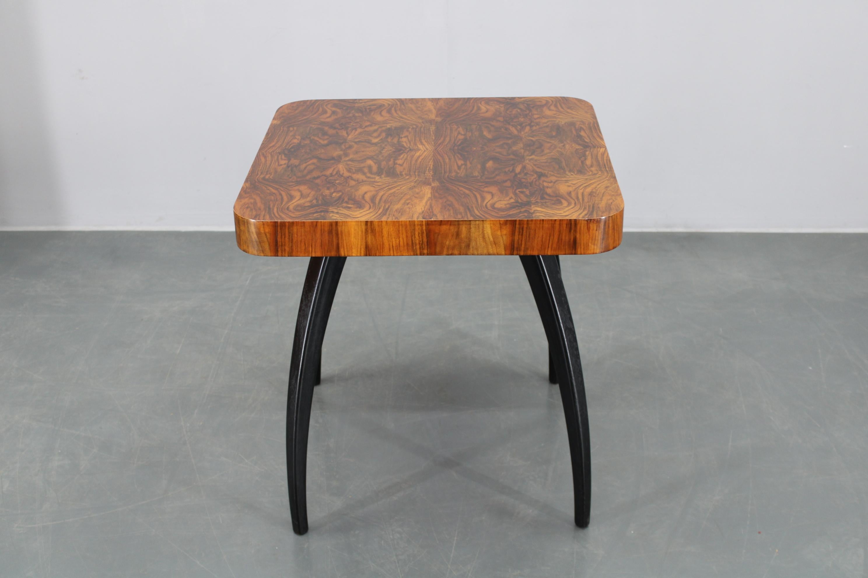 - Carefully refurbished 
- sturdy and stable 
- minor veneer defects 
- Legs are made of solid beech wood 