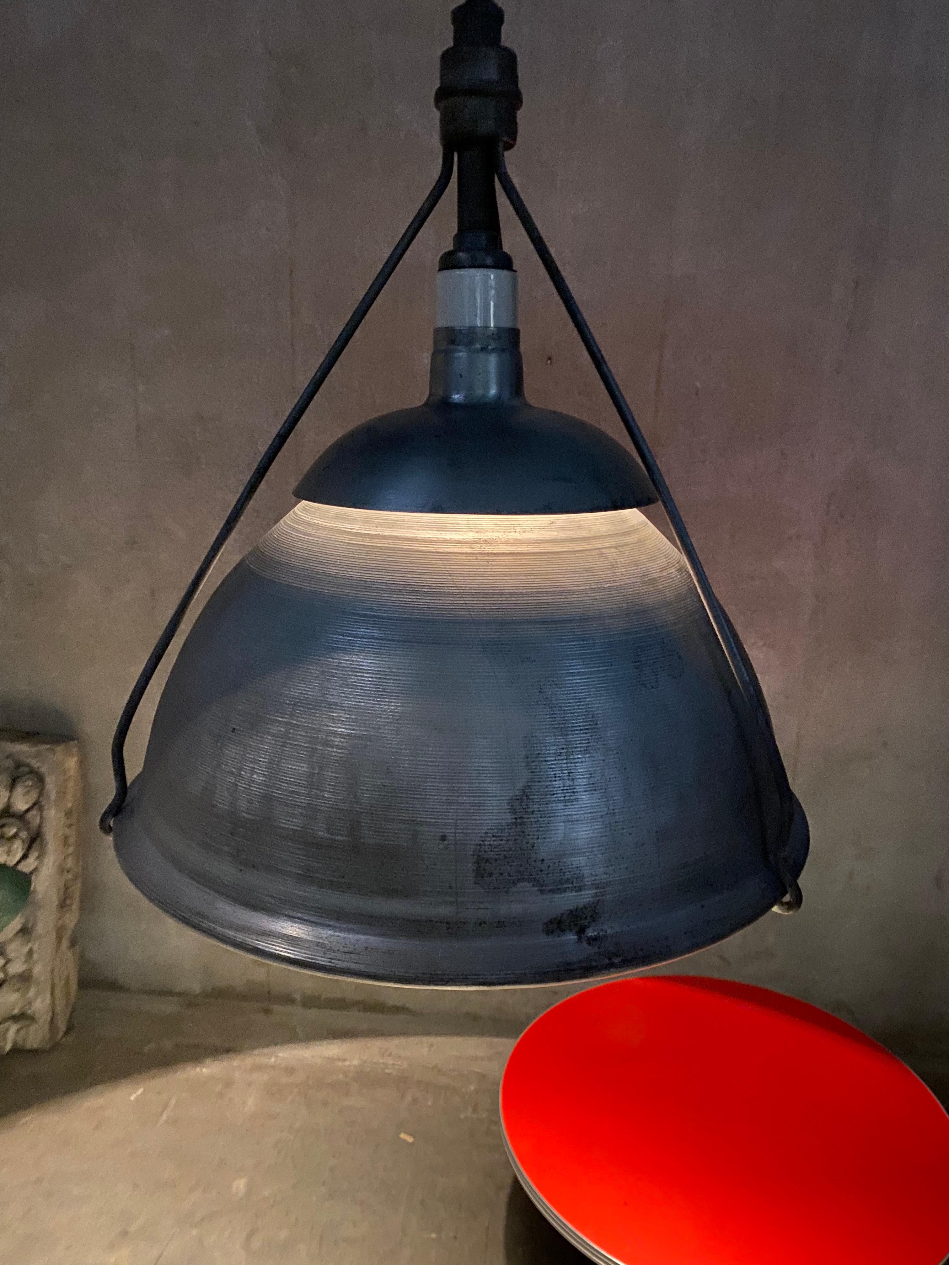 Milieu du XXe siècle Grande lampe industrielle de Holophane de 1940 en vente