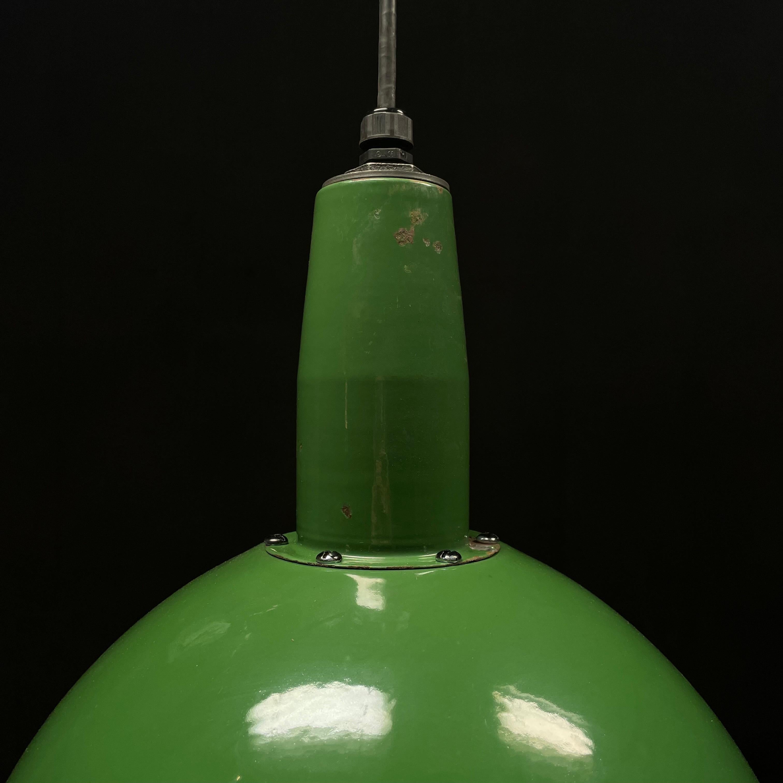 1940 grandes Lights industrielles suspendues - quantité disponible Bon état - En vente à Surrey, BC