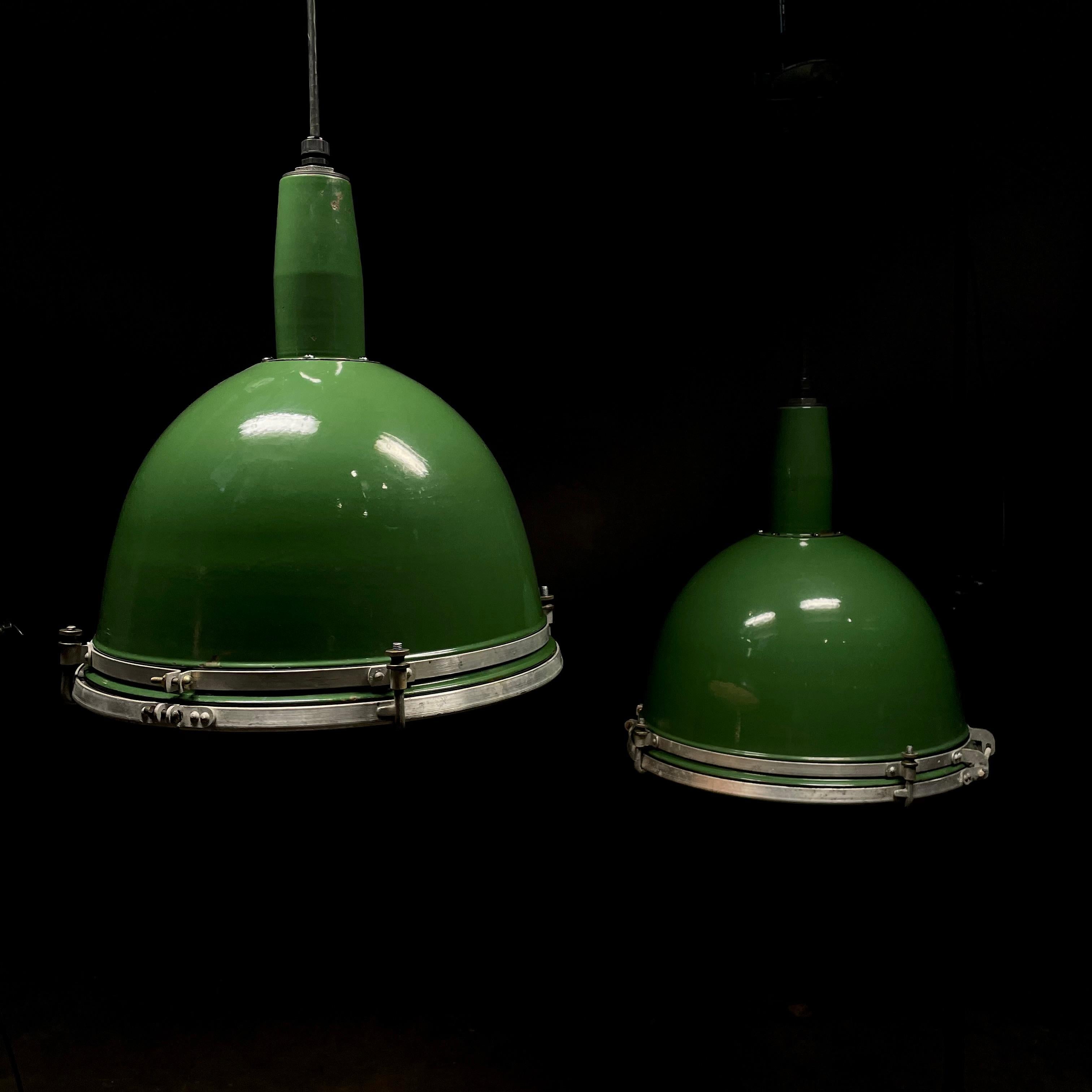 Laiton 1940 grandes Lights industrielles suspendues - quantité disponible en vente
