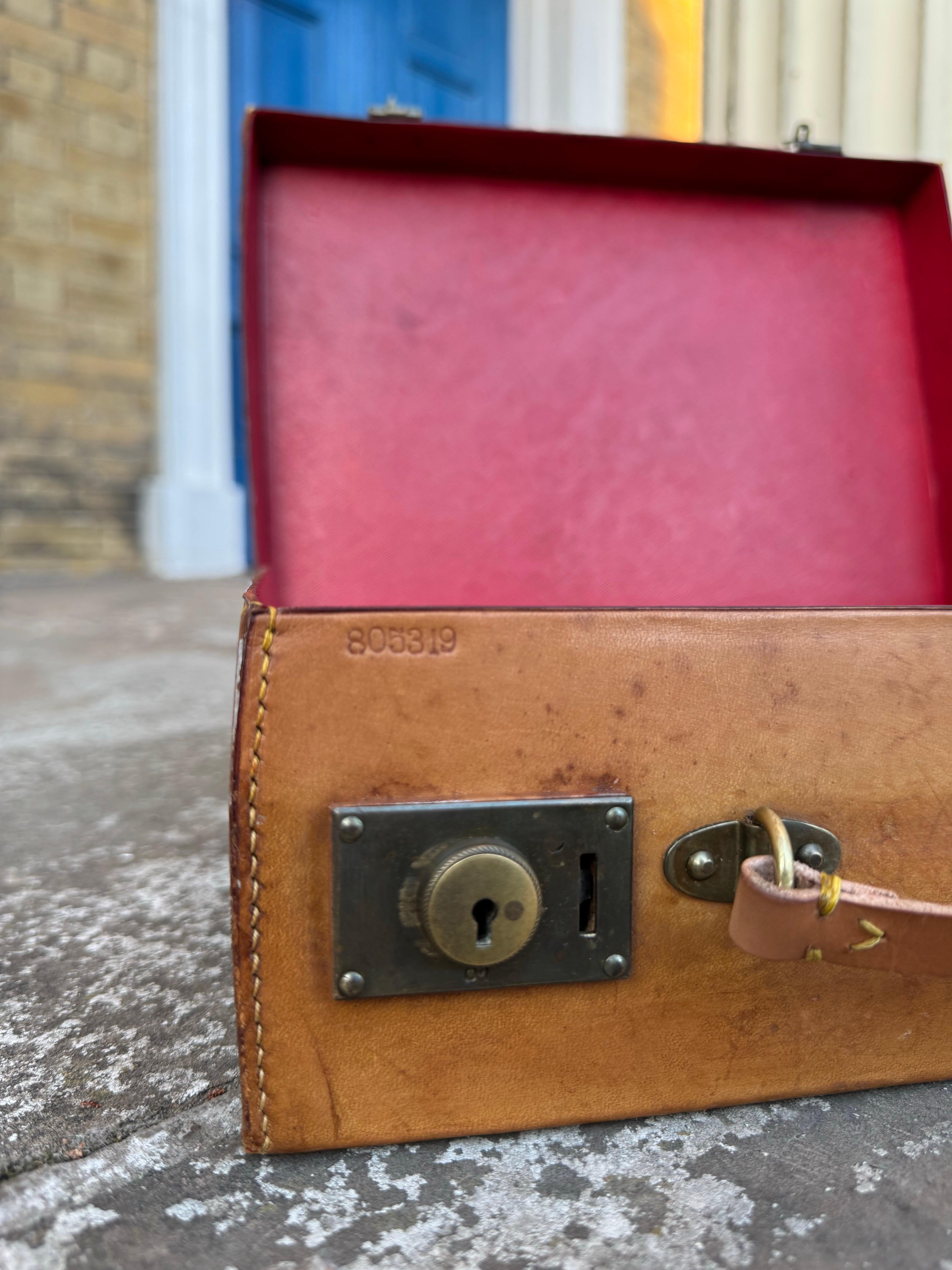 Louis Vuitton miniature en cuir de poupées, 1940 en vente 5