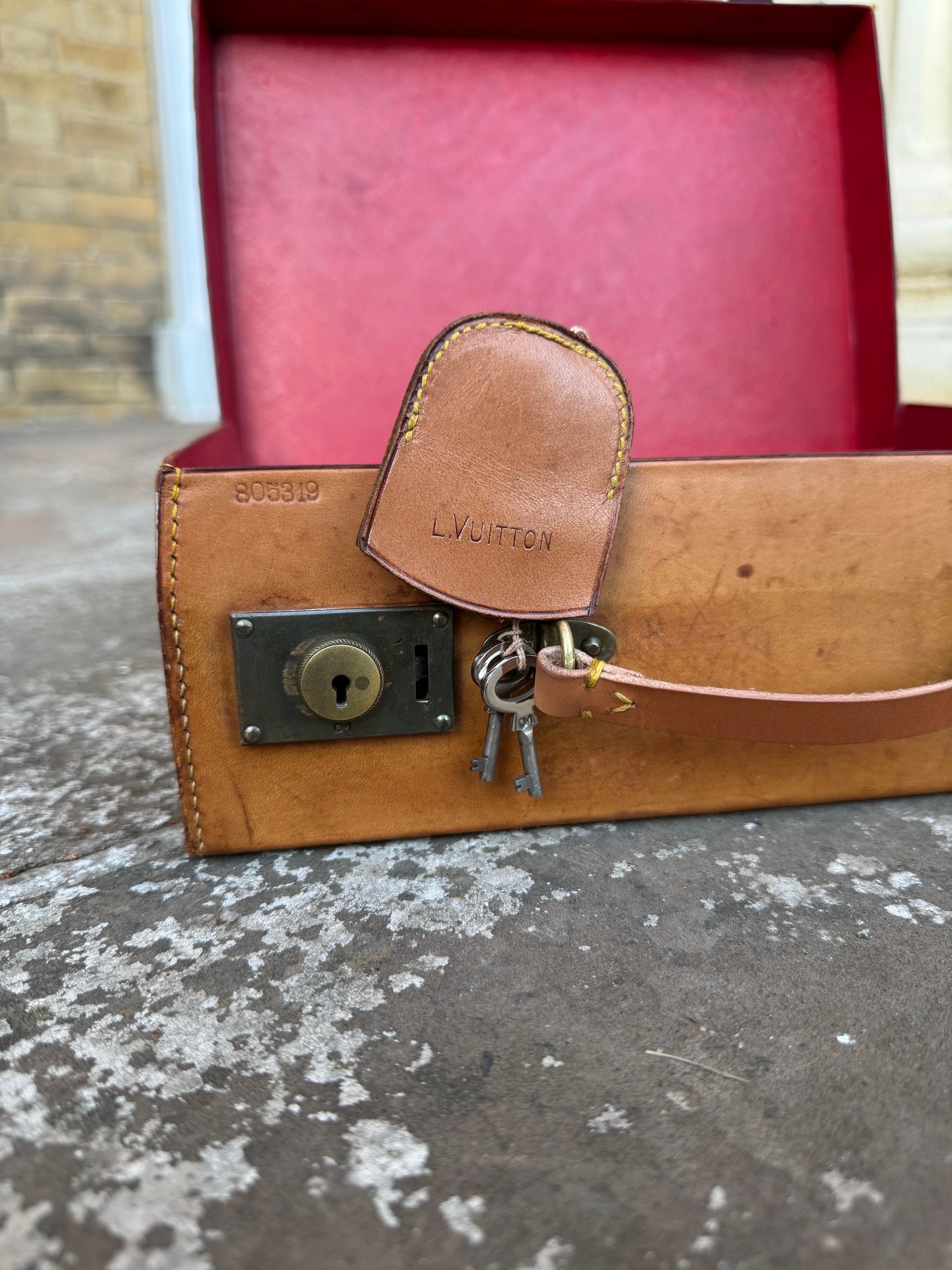 Marron Louis Vuitton miniature en cuir de poupées, 1940 en vente